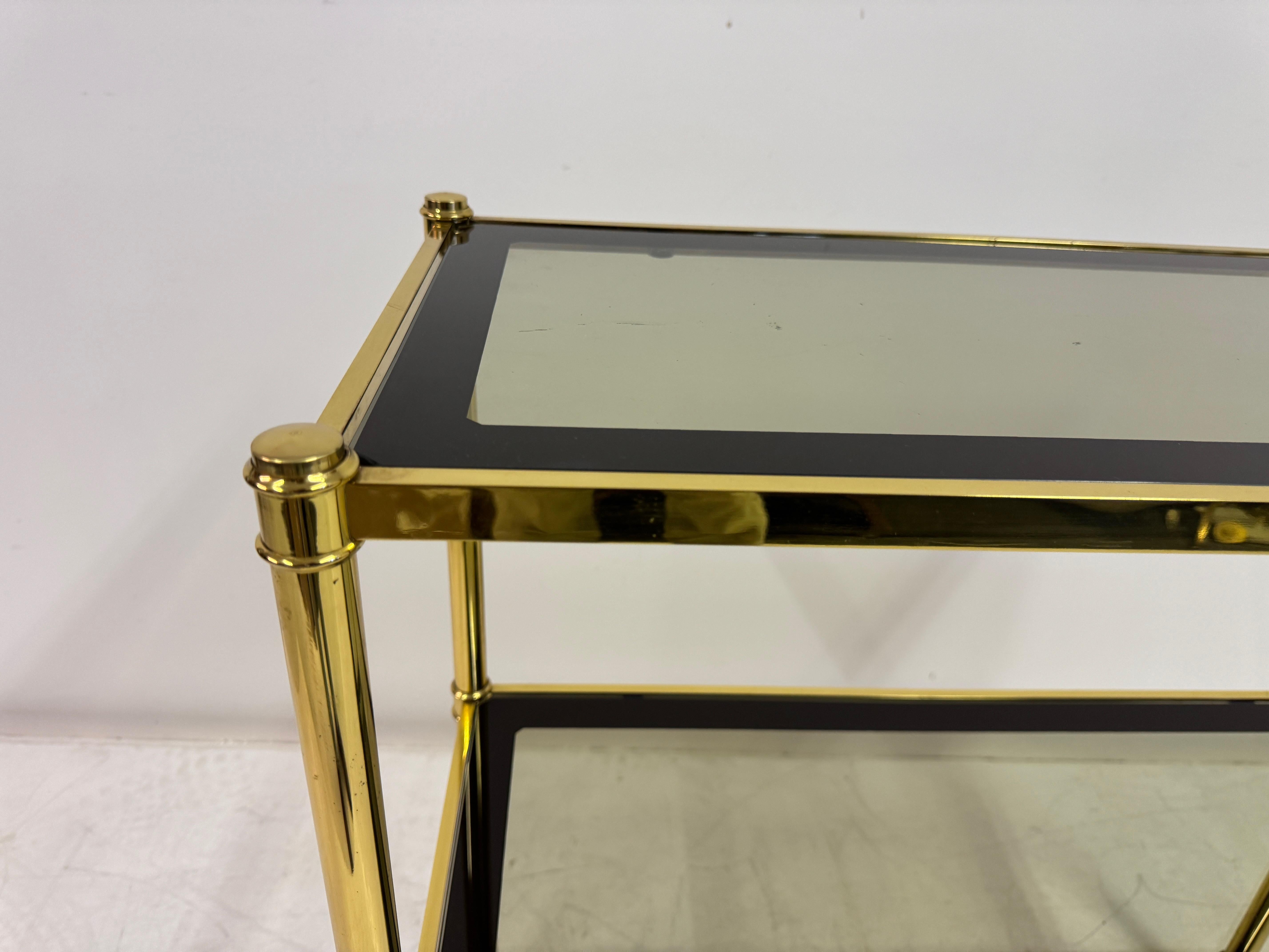 Étagère à trois niveaux en laiton et verre fumé, 1970 Bon état - En vente à London, London