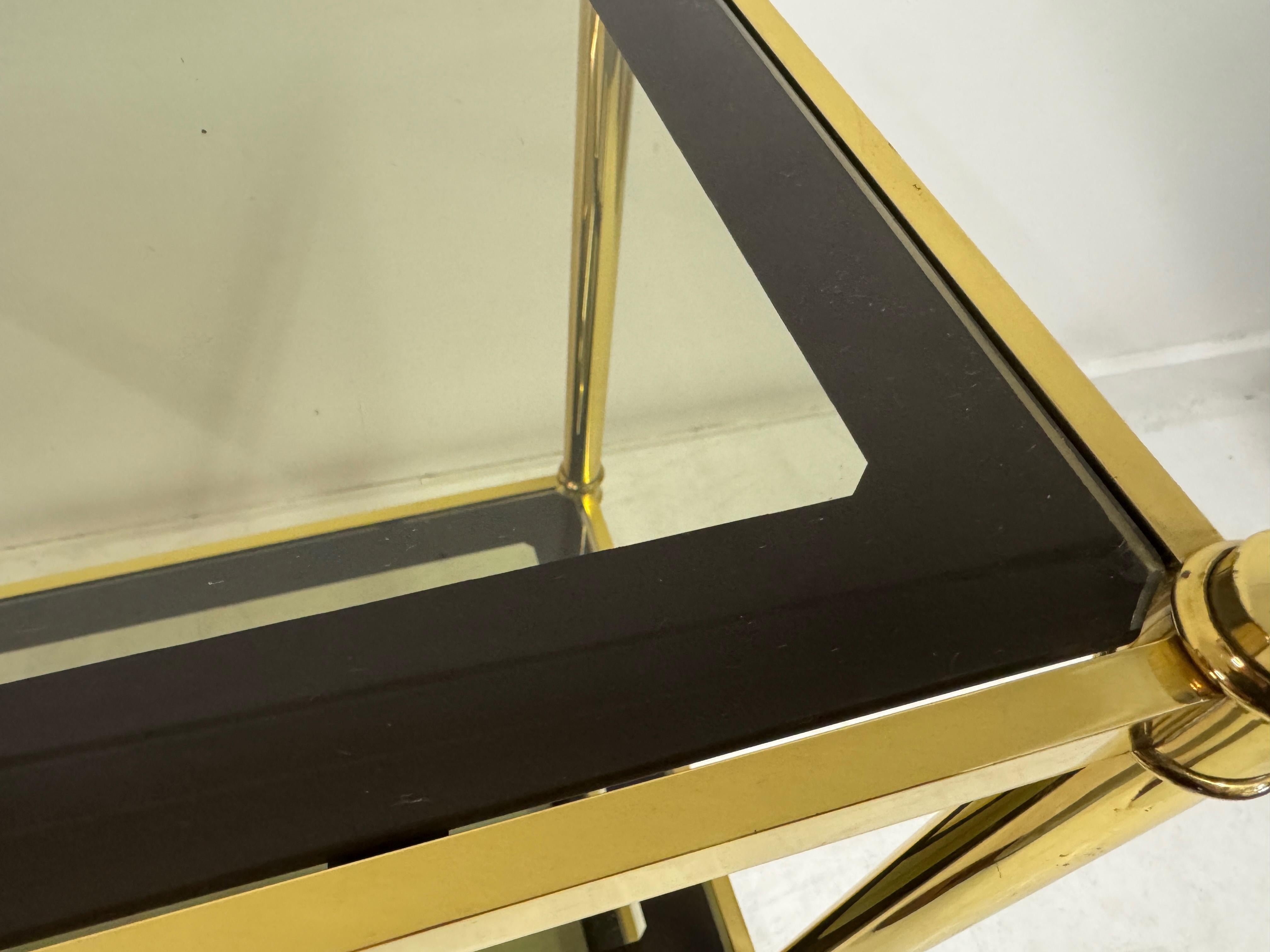 Laiton Étagère à trois niveaux en laiton et verre fumé, 1970 en vente