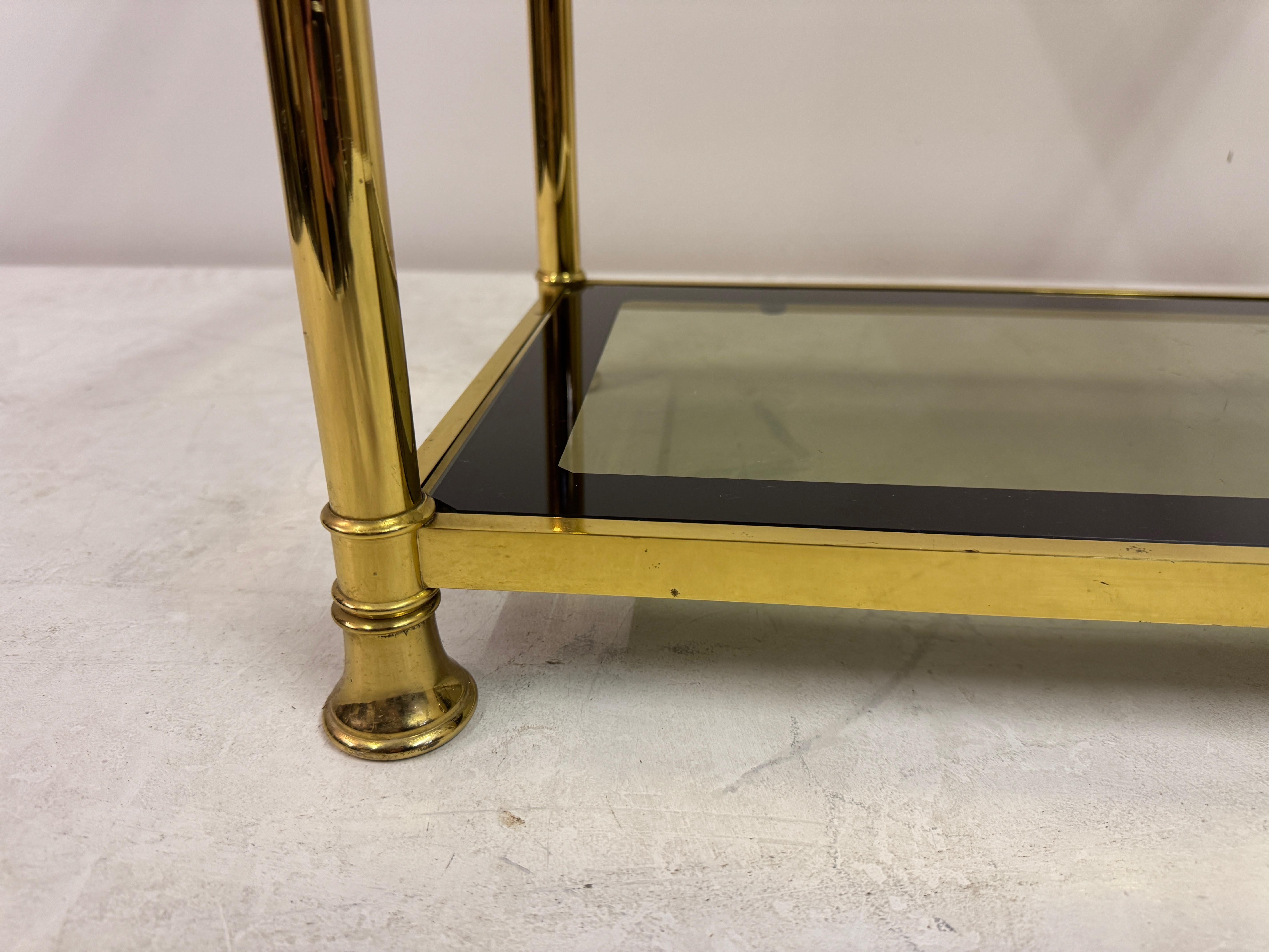 Étagère à trois niveaux en laiton et verre fumé, 1970 en vente 1