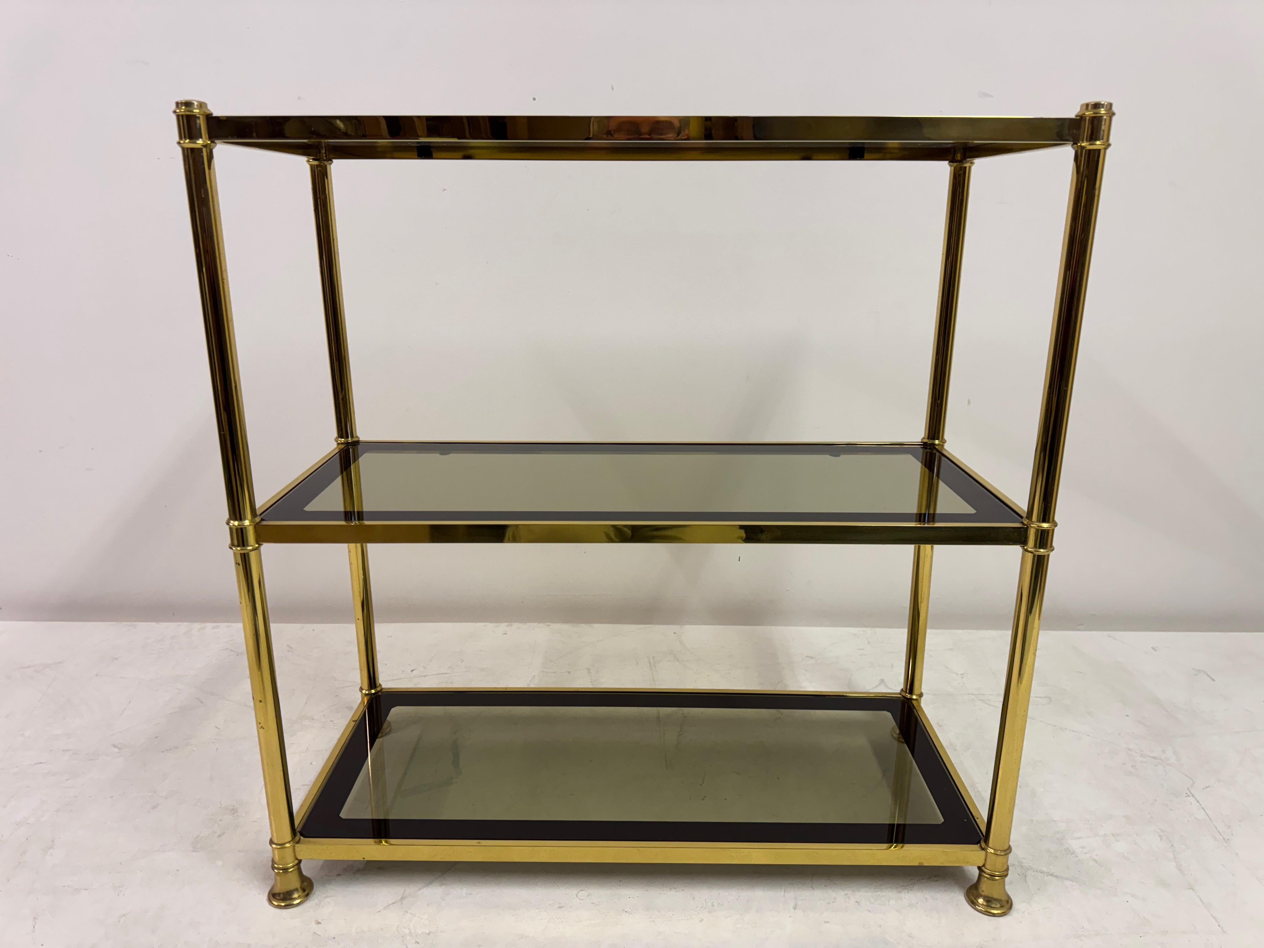 Étagère à trois niveaux en laiton et verre fumé, 1970 en vente 2