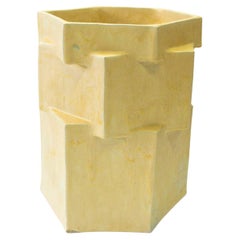 Jardinière en céramique à trois niveaux en forme de hex en poterie jaune de Bzippy