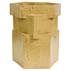 Jardinera hexagonal de cerámica de tres pisos en vara dorada by Bzippy