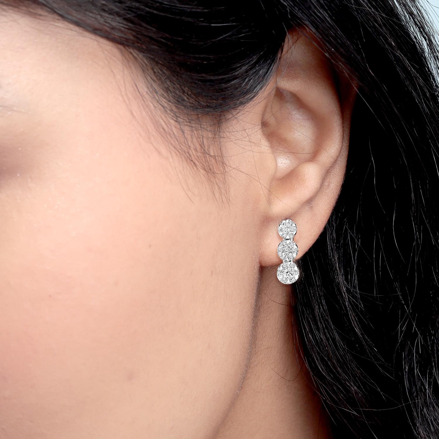 Ces élégantes boucles d'oreilles à trois niveaux sont conçues avec des diamants groupés pour un effet riche et étincelant. Fabriquée en or blanc 18 carats et sertie de 0,69 carats de diamants, cette pièce offre une déclaration raffinée adaptée aux