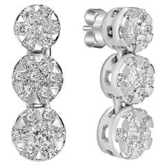 Boucles d'oreilles en or blanc 18k avec trois rangs de diamants en grappe