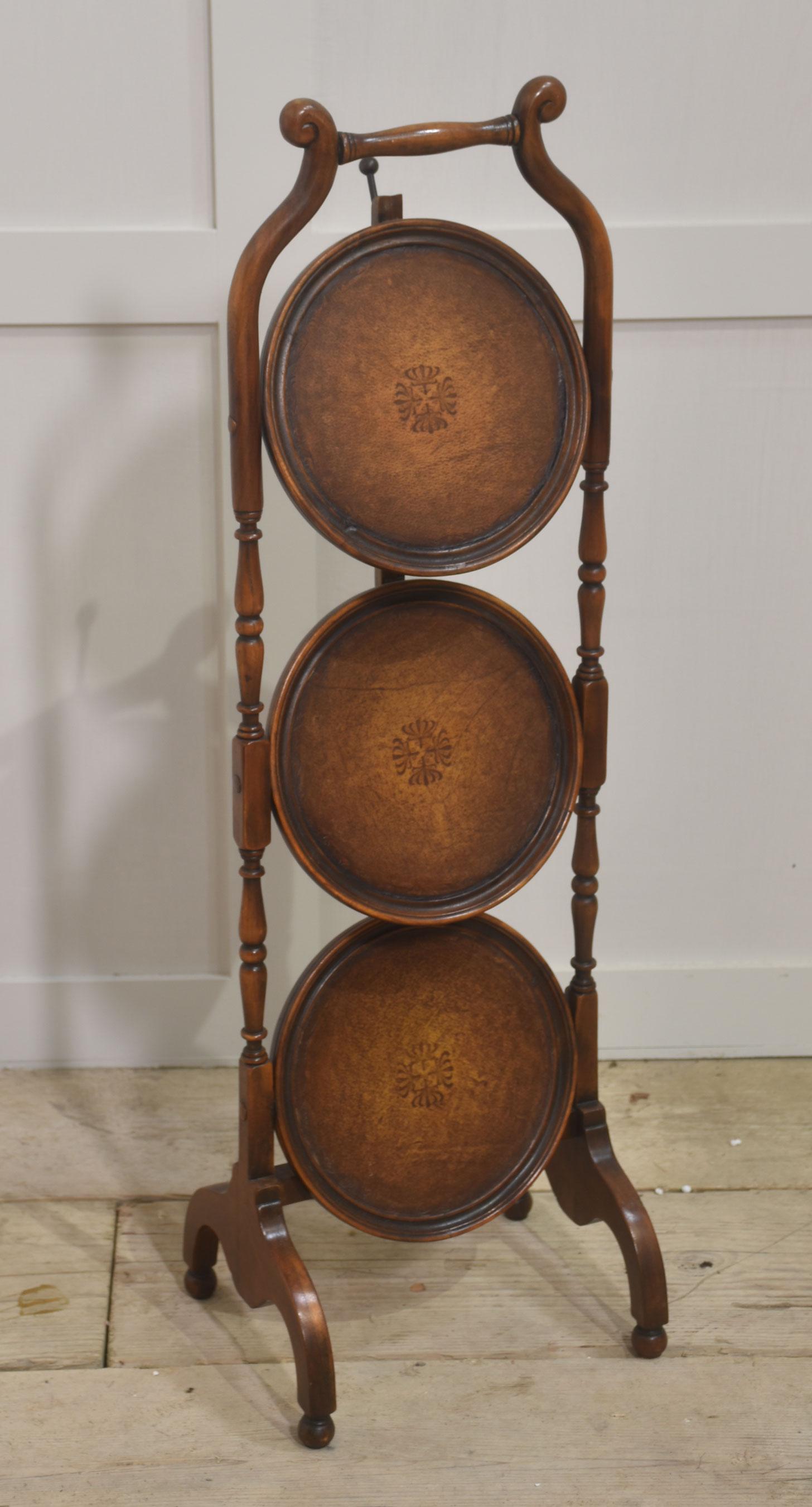 Soporte para tartas plegable de tres pisos siglo XX en venta