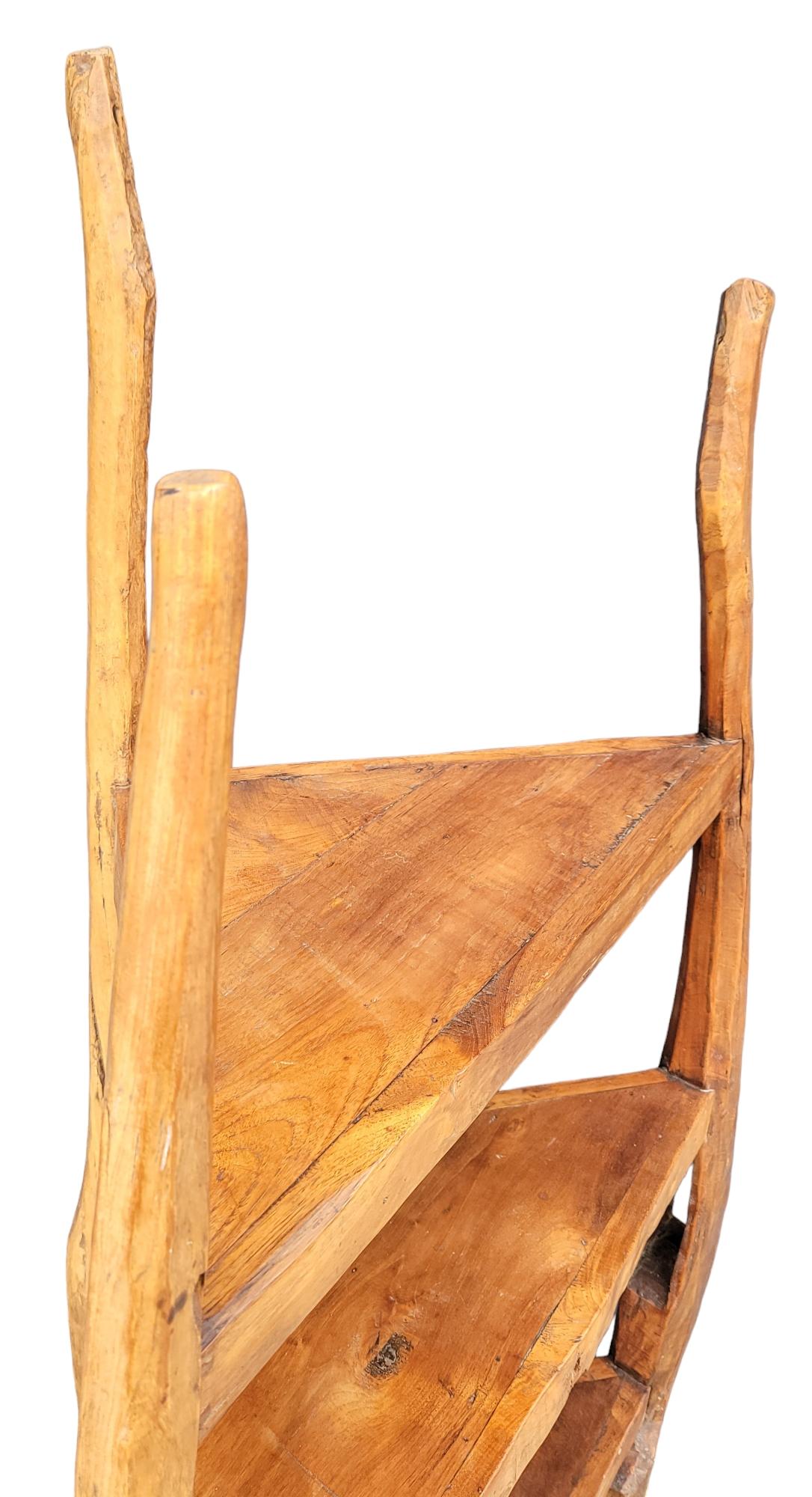 Scaffale angolare a tre livelli in stile rustico francese. Misure circa -64,5h x 38,5w x 22d. 13,5 di altezza tra ogni ripiano.