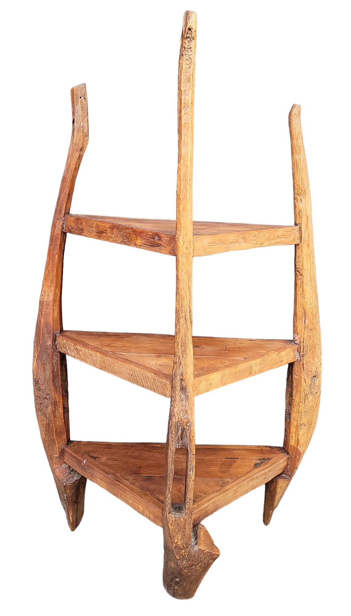 Legno Scaffale angolare a tre livelli in stile rustico francese in vendita