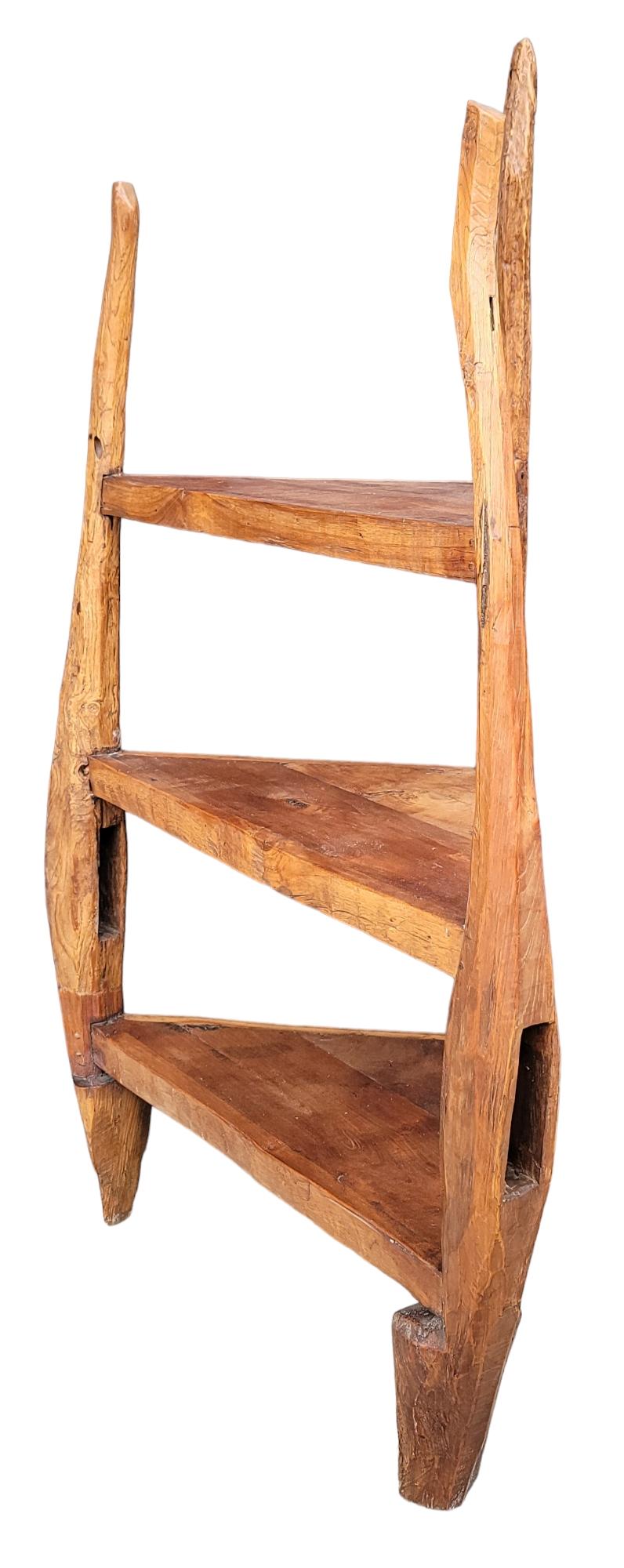 Scaffale angolare a tre livelli in stile rustico francese in vendita 1