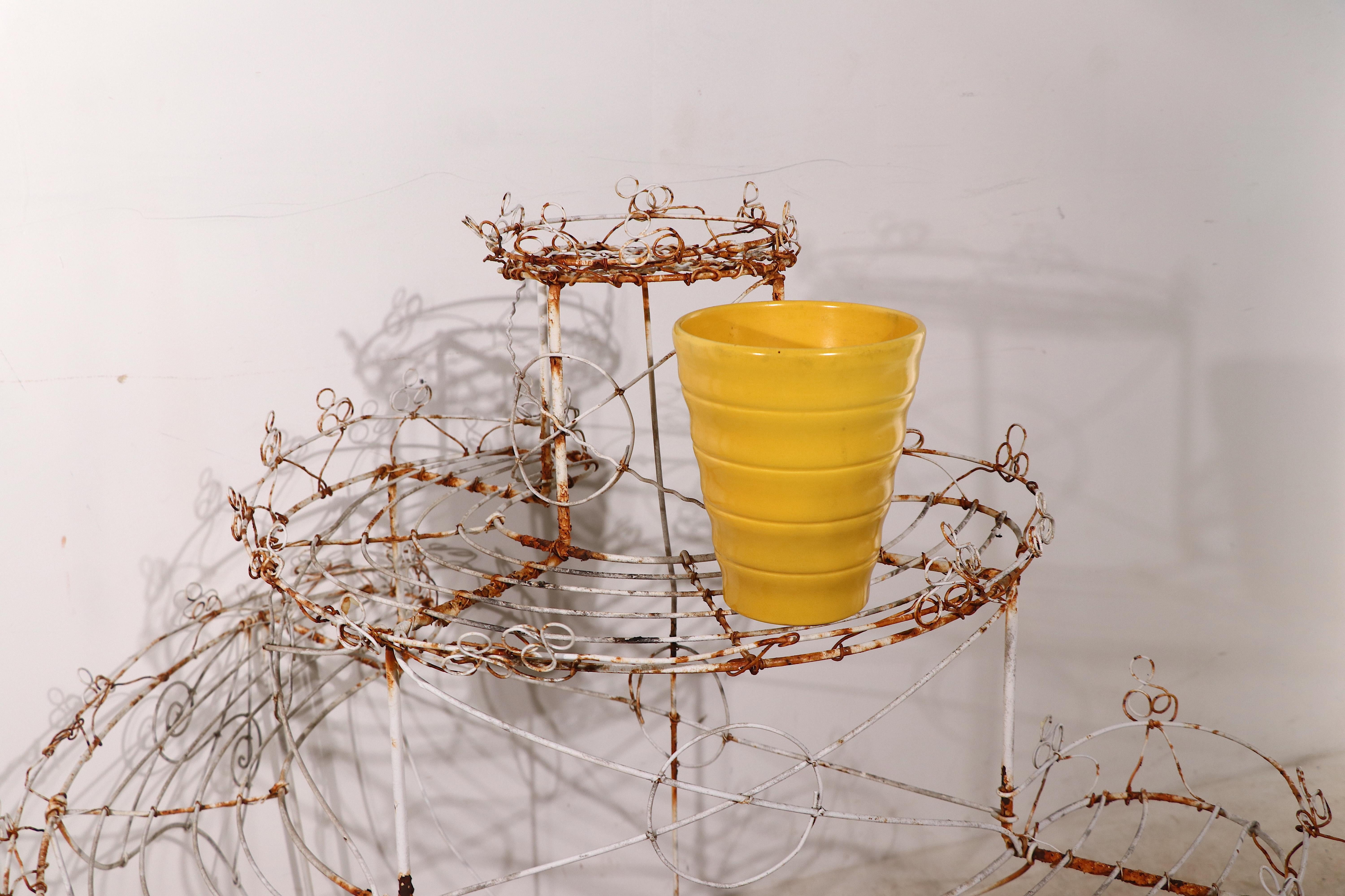 Style français à trois niveaux  Stand de plantes en fil métallique semi-circulaire en vente 4
