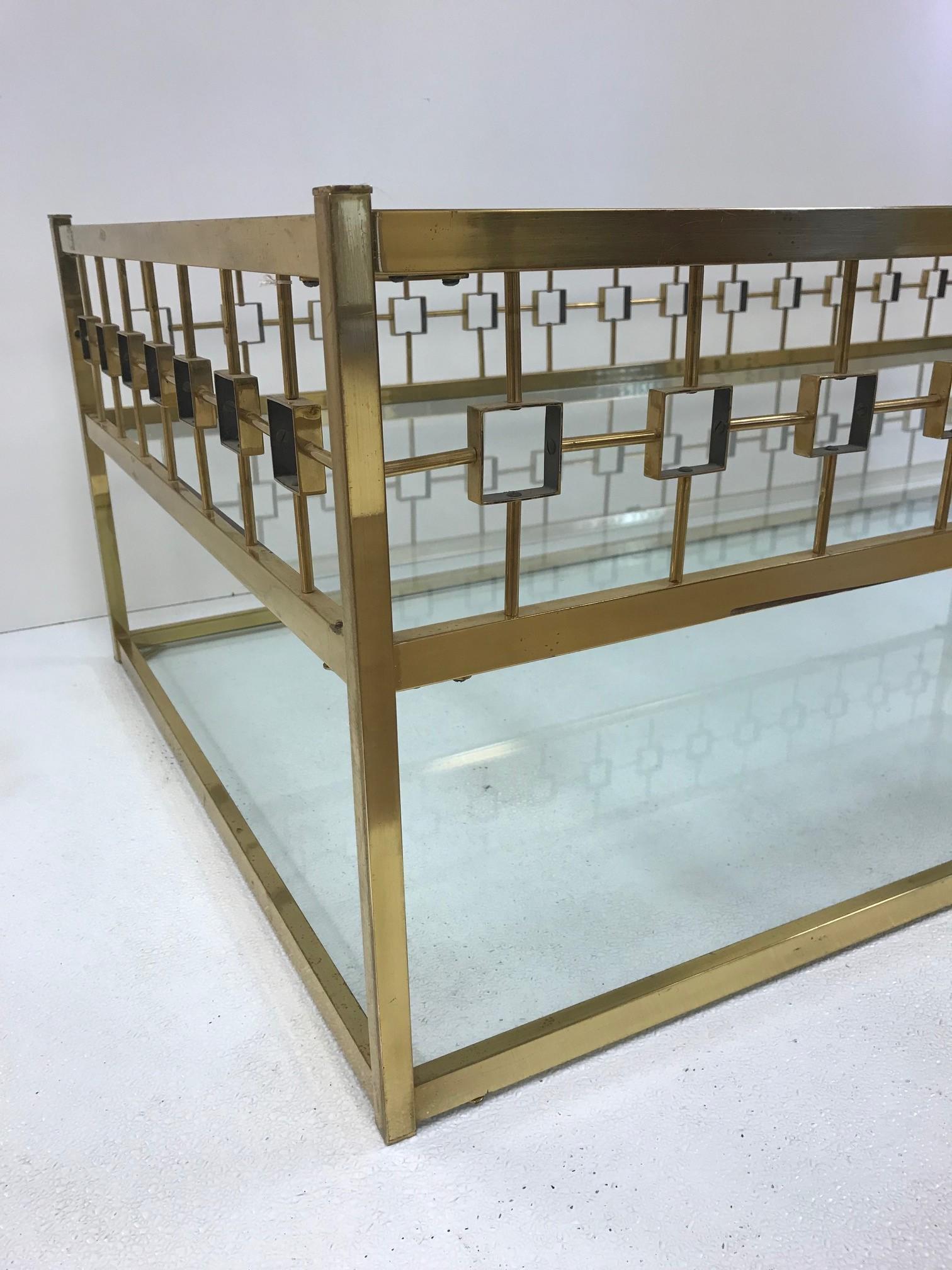 Français Table basse à trois niveaux en laiton et en verre de style Maison Jansen en vente