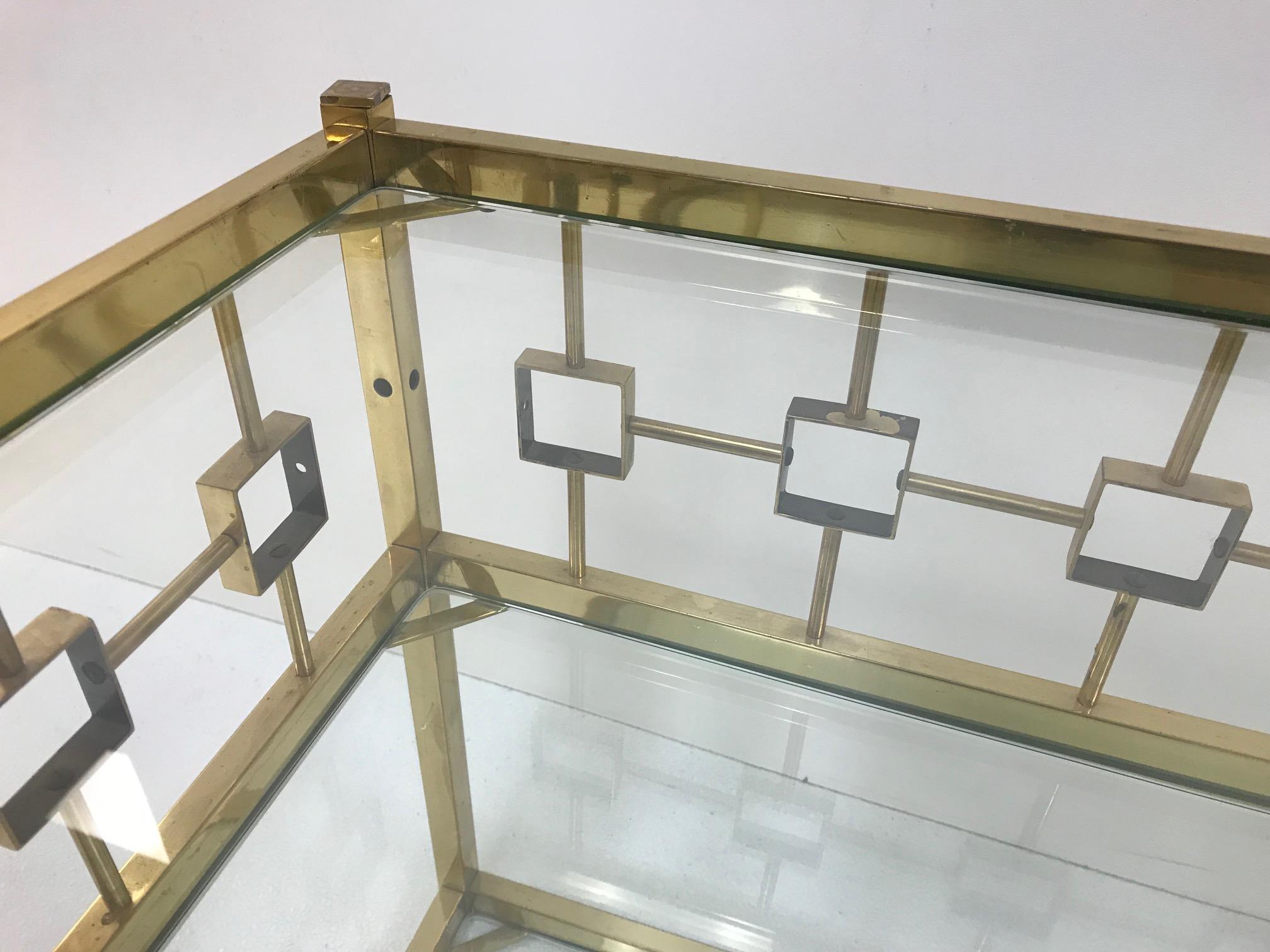 Table basse à trois niveaux en laiton et en verre de style Maison Jansen Bon état - En vente à New York, NY