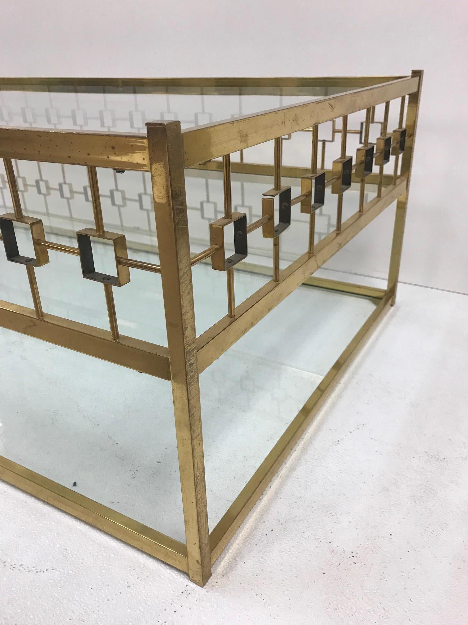 Milieu du XXe siècle Table basse à trois niveaux en laiton et en verre de style Maison Jansen en vente