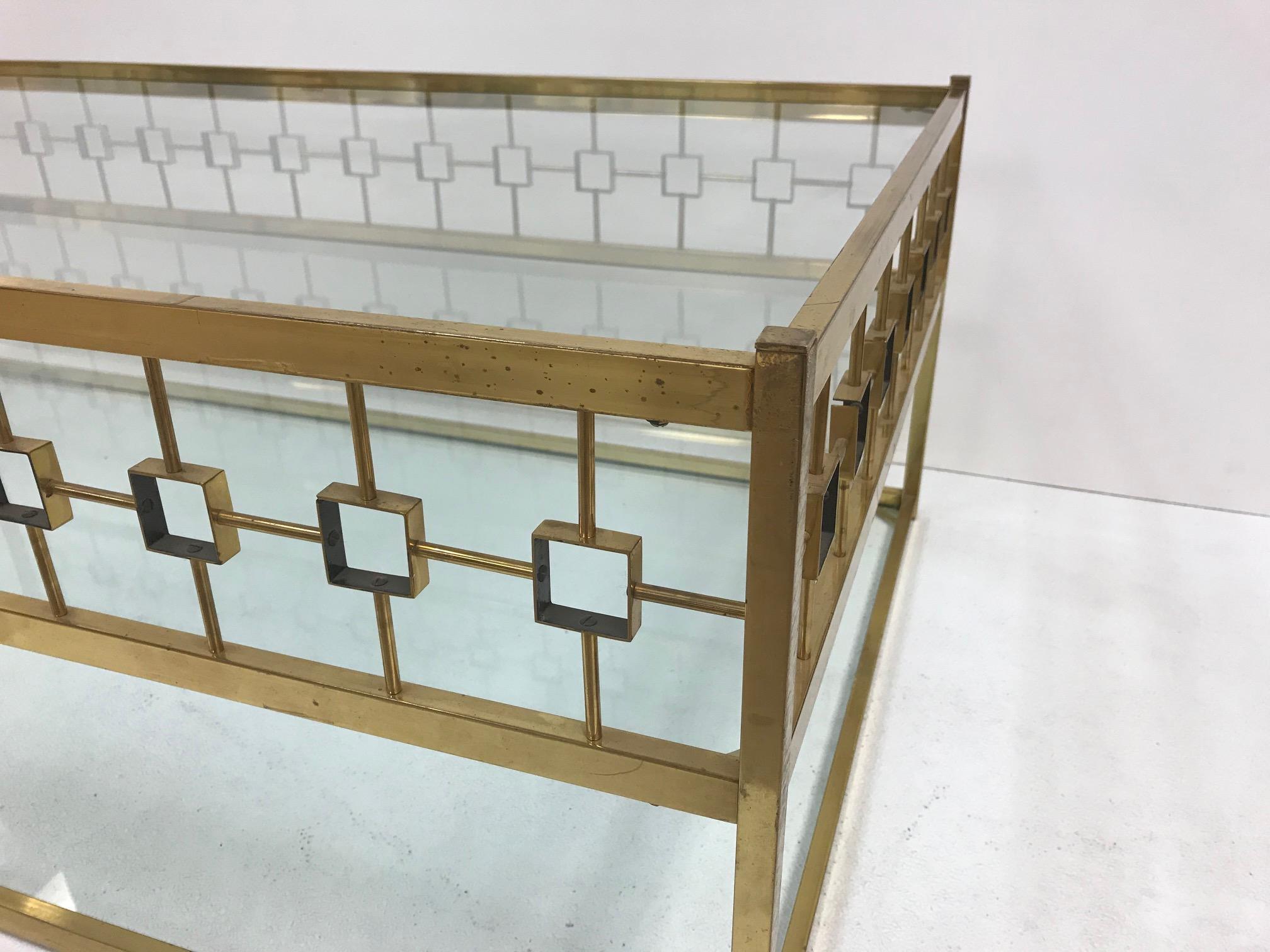 Laiton Table basse à trois niveaux en laiton et en verre de style Maison Jansen en vente