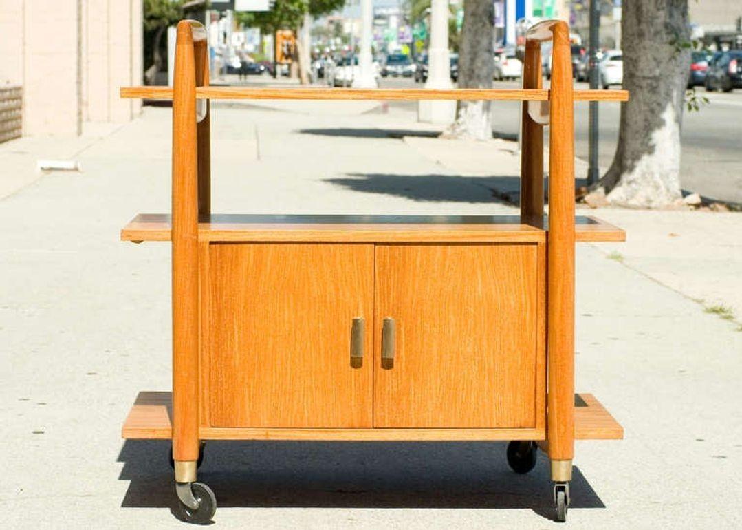 Mid-Century Modern Chariot de bar du milieu du siècle à trois niveaux avec meuble de rangement en vente
