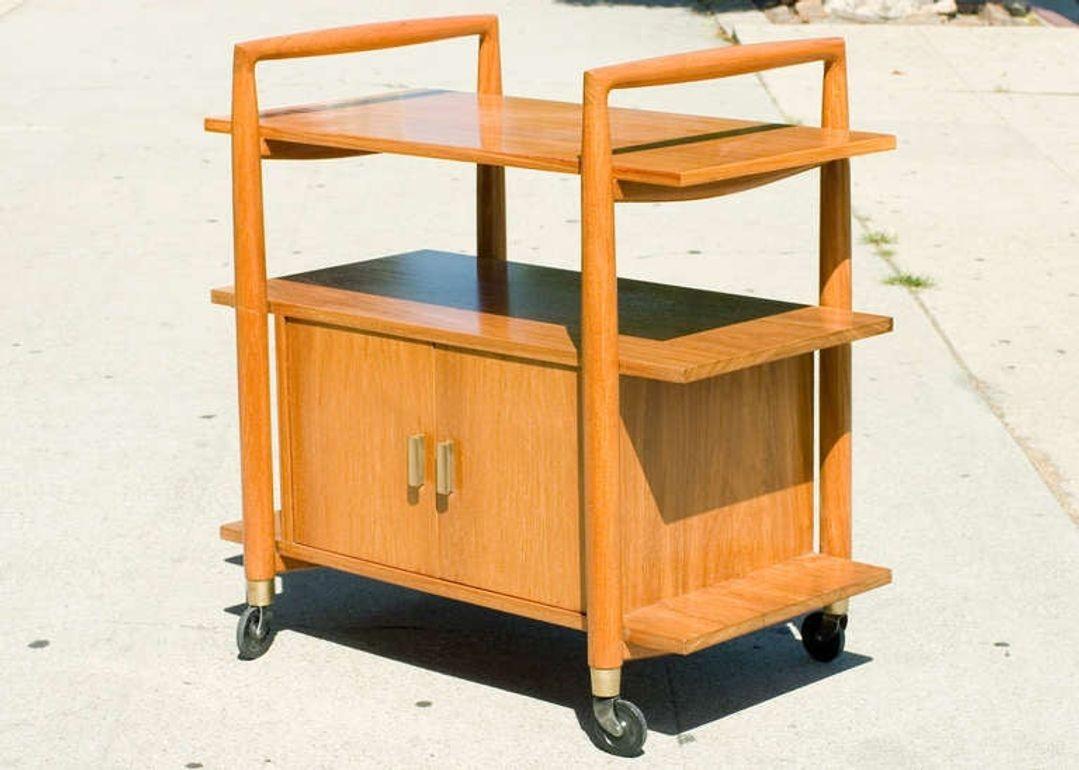 Américain Chariot de bar du milieu du siècle à trois niveaux avec meuble de rangement en vente