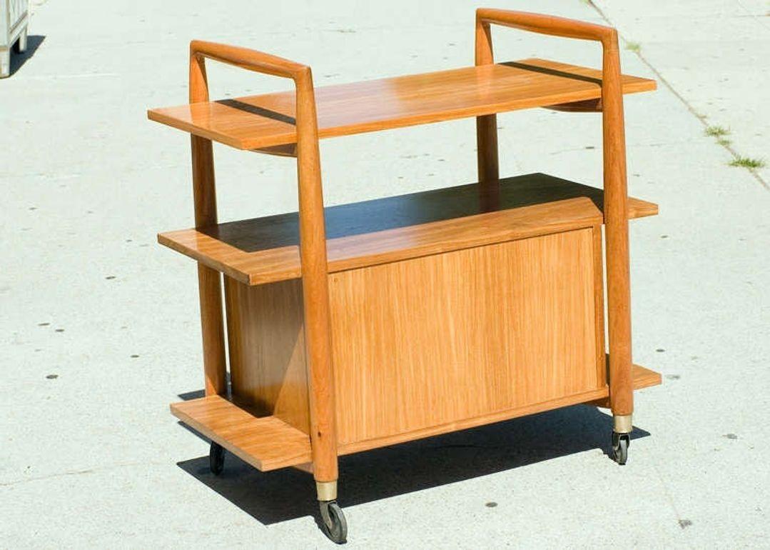 Bois Chariot de bar du milieu du siècle à trois niveaux avec meuble de rangement en vente