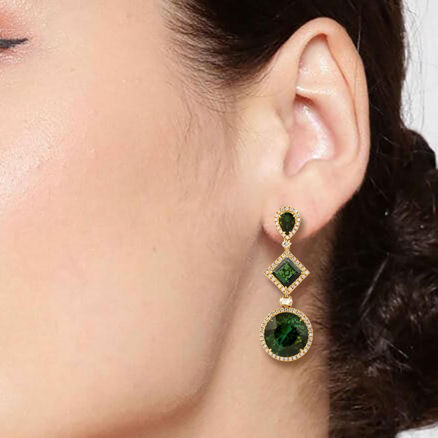 Contemporaneo Orecchini a tre livelli con tormalina verde a forma multipla e diamanti in oro 18k in vendita