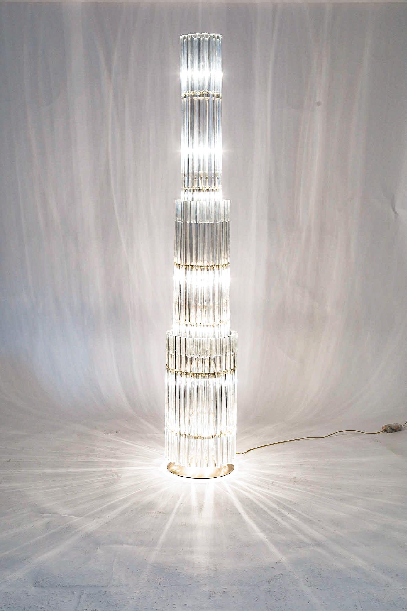 Ce lampadaire moderne (milieu des années 1990) en verre de Murano est composé de trois étages de tiges en verre de Murano transparent 