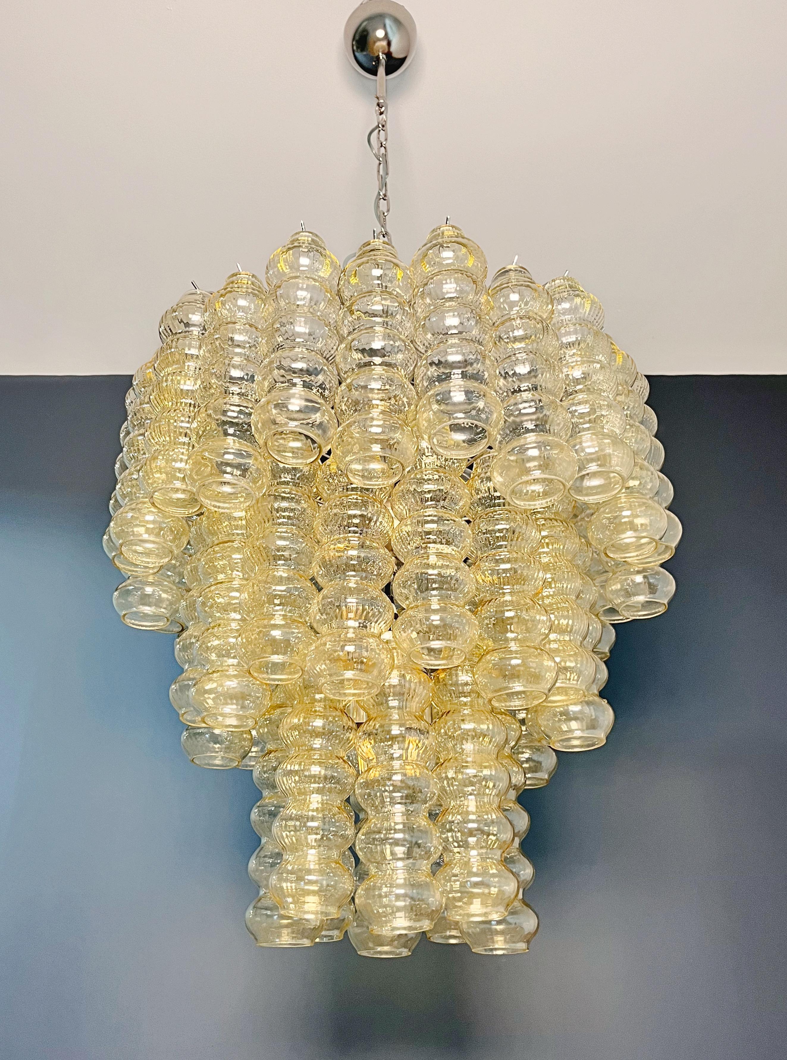 Dreistöckiger Kronleuchter aus Murano-Glas - 48 klare bernsteinfarbene Gläser im Angebot 2