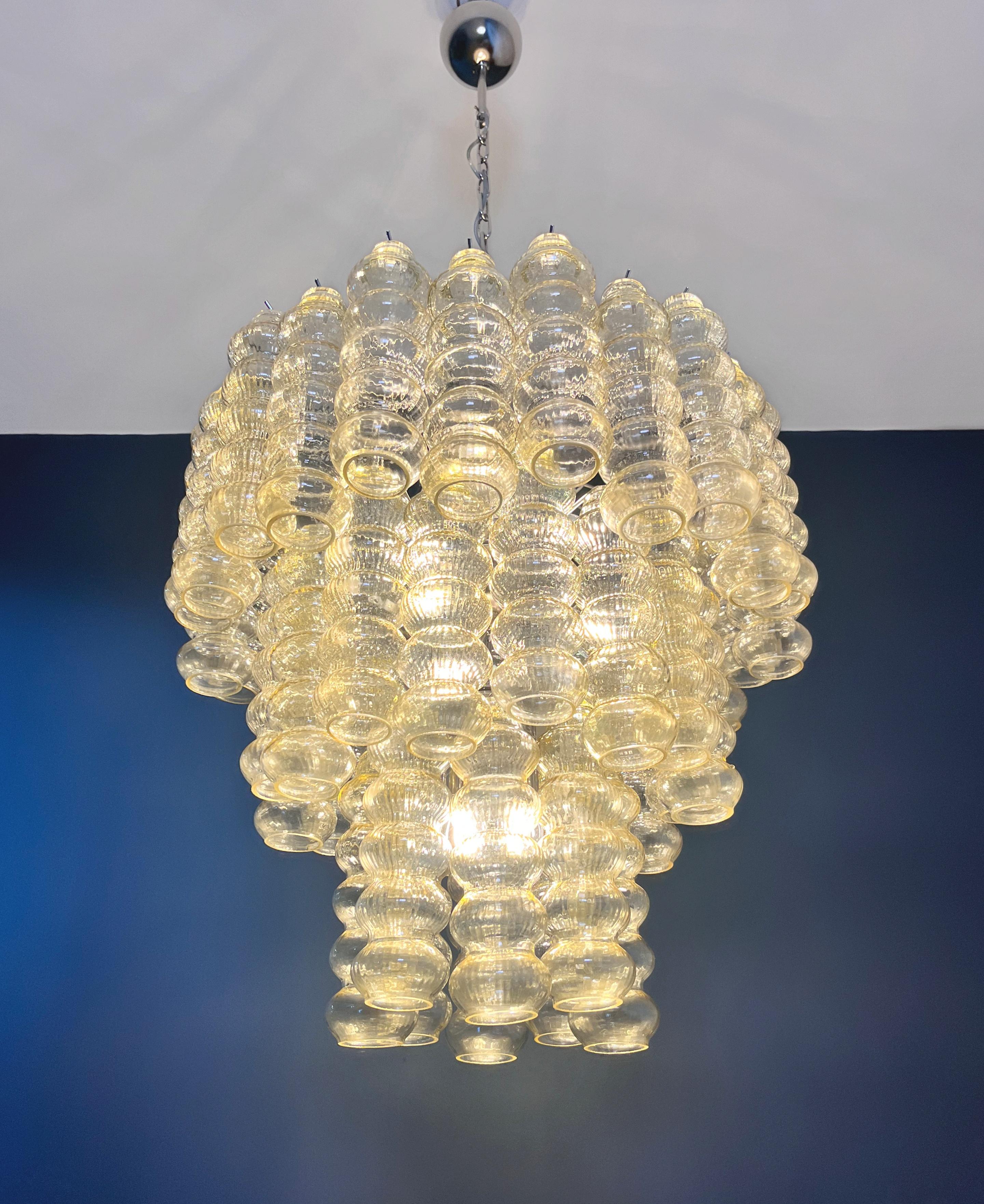 Dreistöckiger Kronleuchter aus Murano-Glas - 48 klare bernsteinfarbene Gläser im Angebot 7