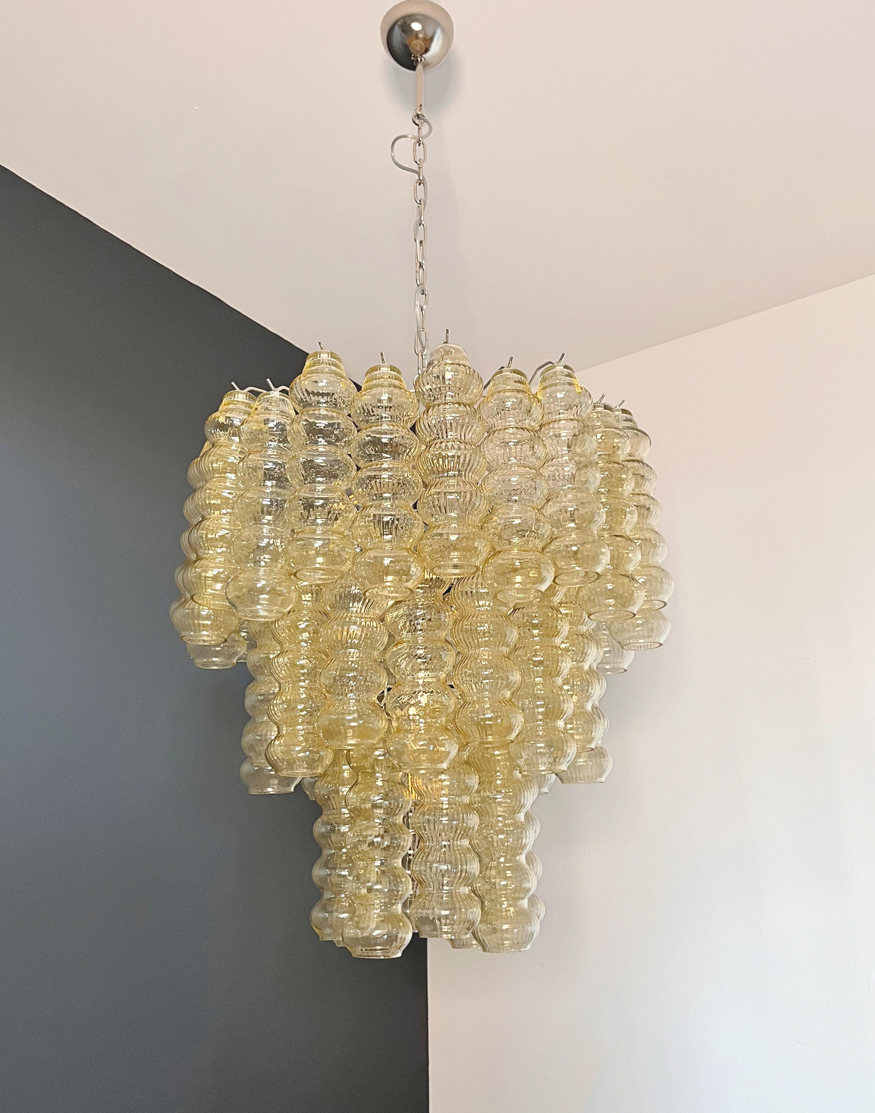 Dreistöckiger Kronleuchter aus Murano-Glas - 48 klare bernsteinfarbene Gläser (20. Jahrhundert) im Angebot