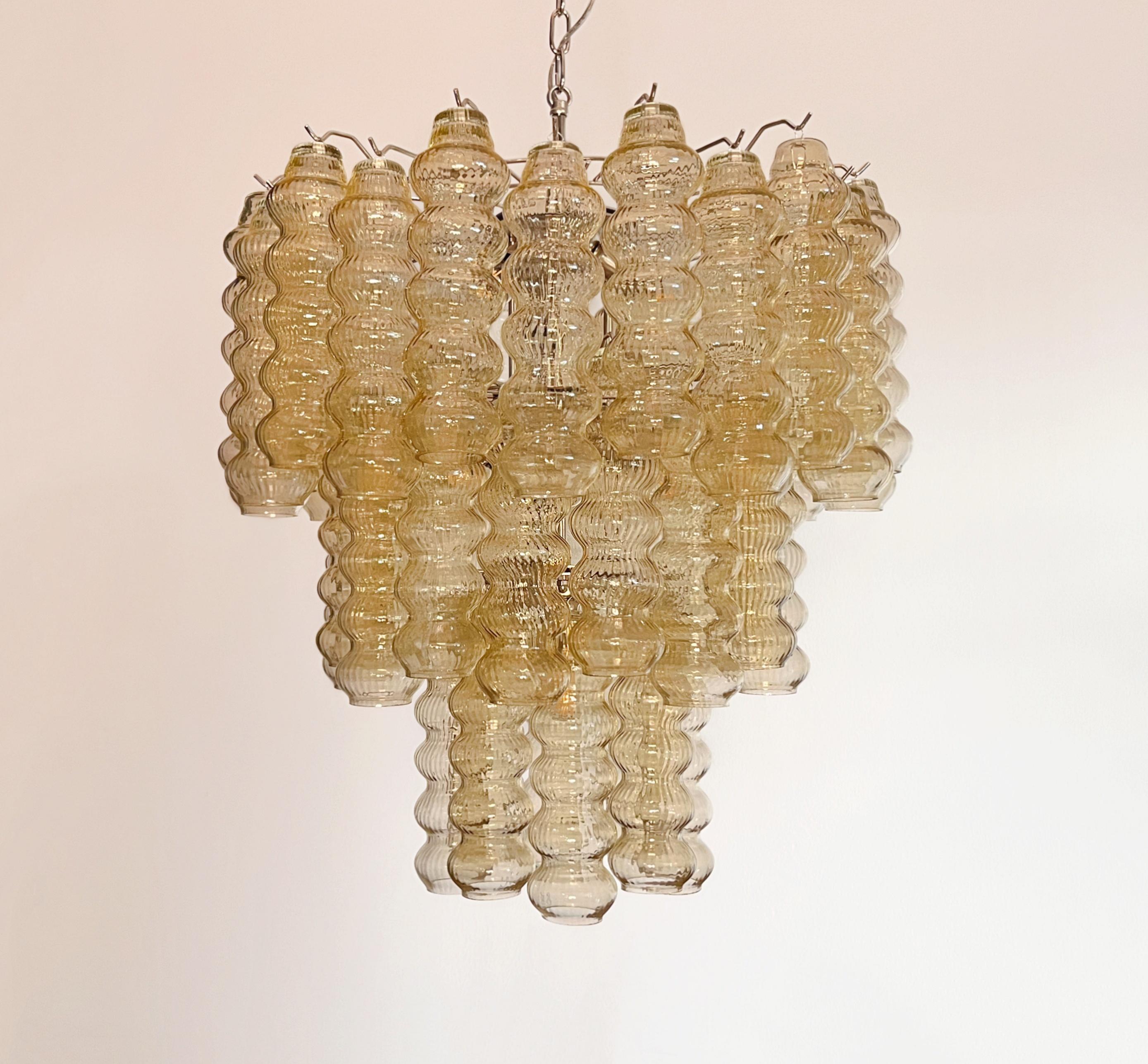 Dreistöckiger Kronleuchter aus Murano-Glas - 48 klare bernsteinfarbene Gläser (Geblasenes Glas) im Angebot