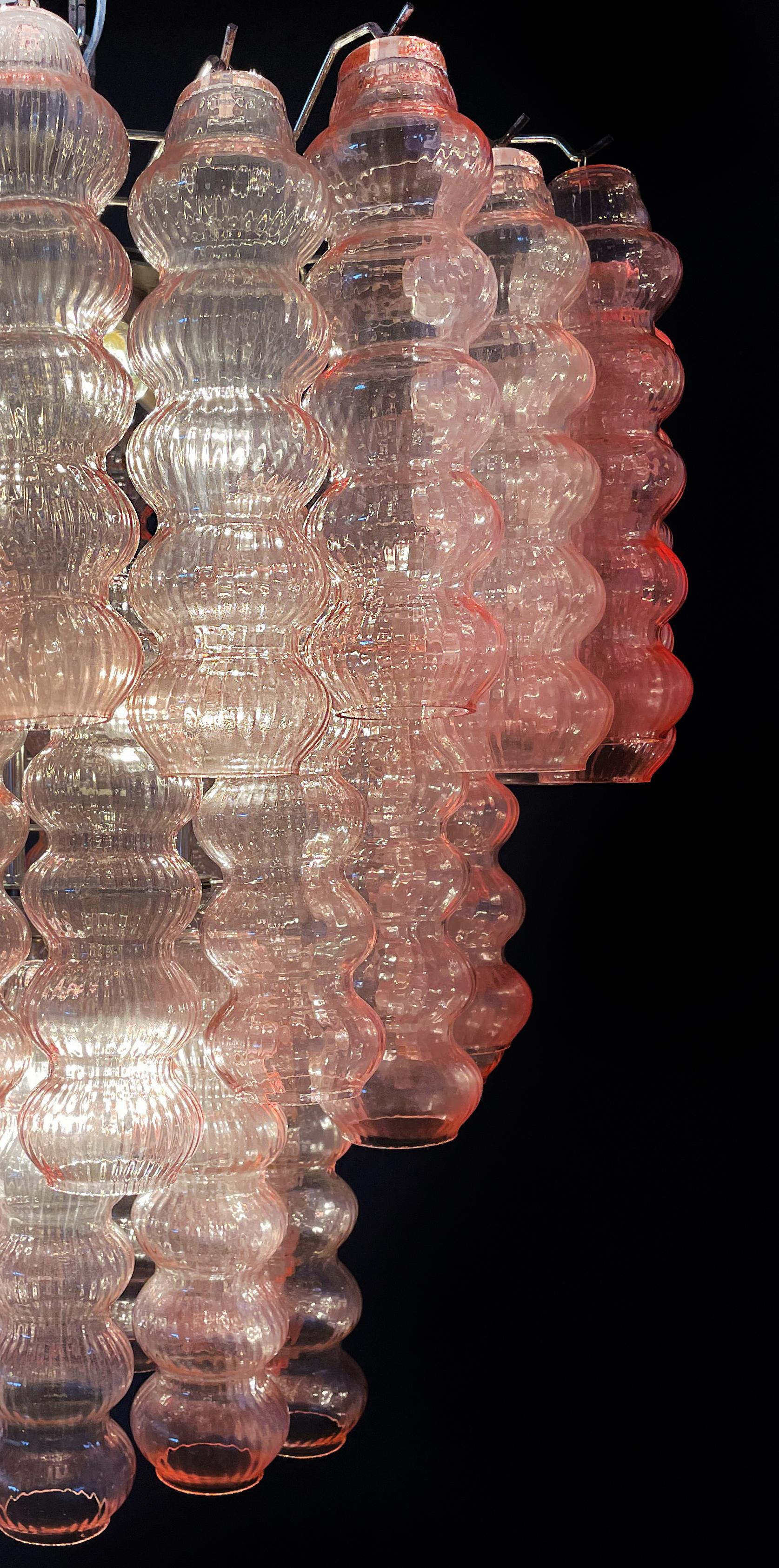 Dreistöckige Murano Glasröhren-Kronleuchter, 48 rosa Gläser im Angebot 3