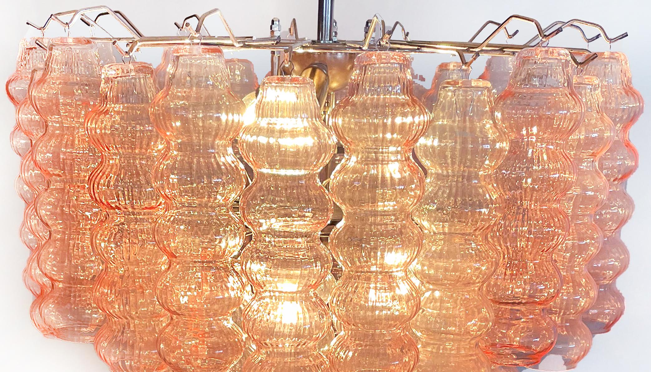 Dreistöckige Murano Glasröhren-Kronleuchter, 48 rosa Gläser im Angebot 4
