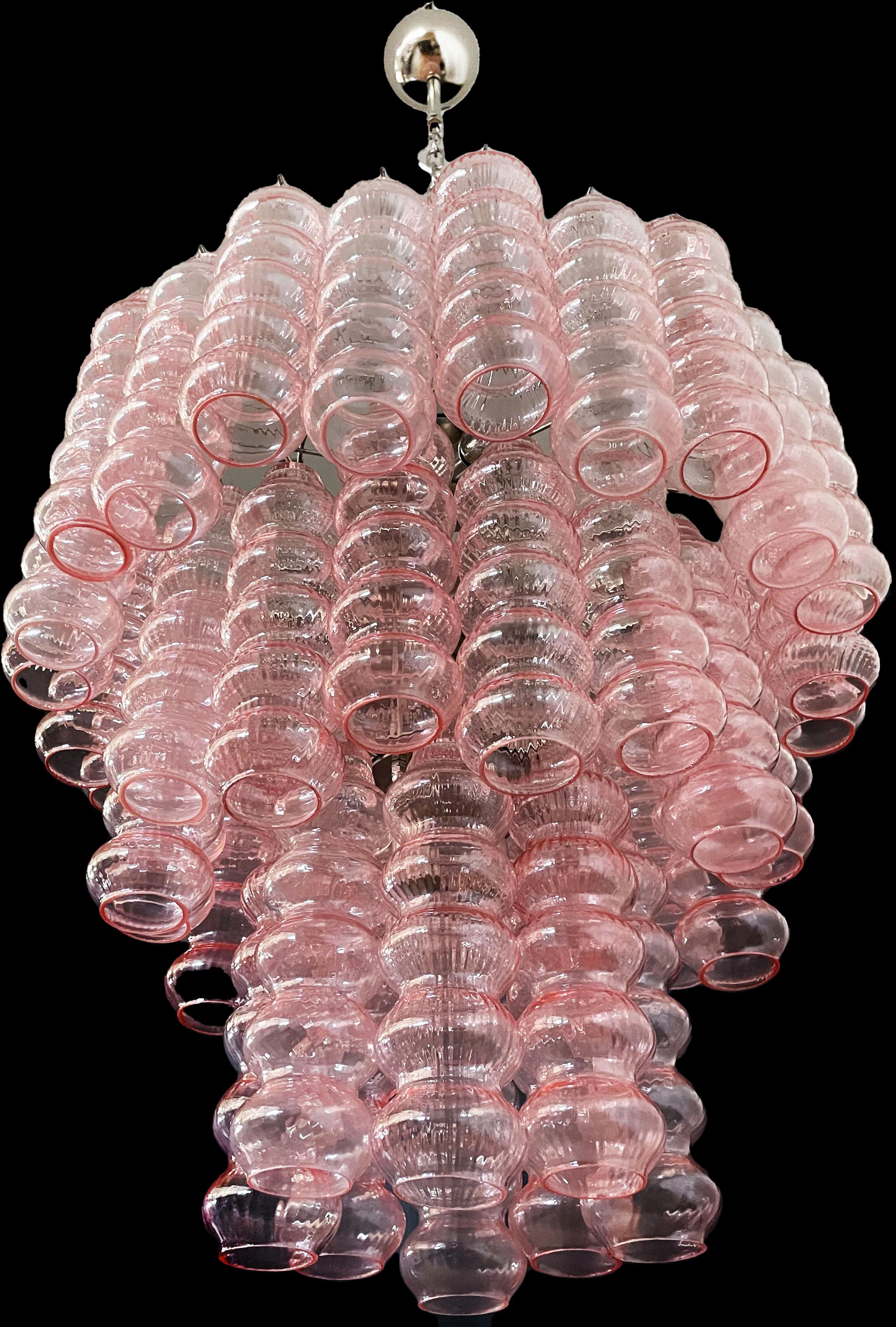 Dreistöckige Murano Glasröhren-Kronleuchter, 48 rosa Gläser im Angebot 1