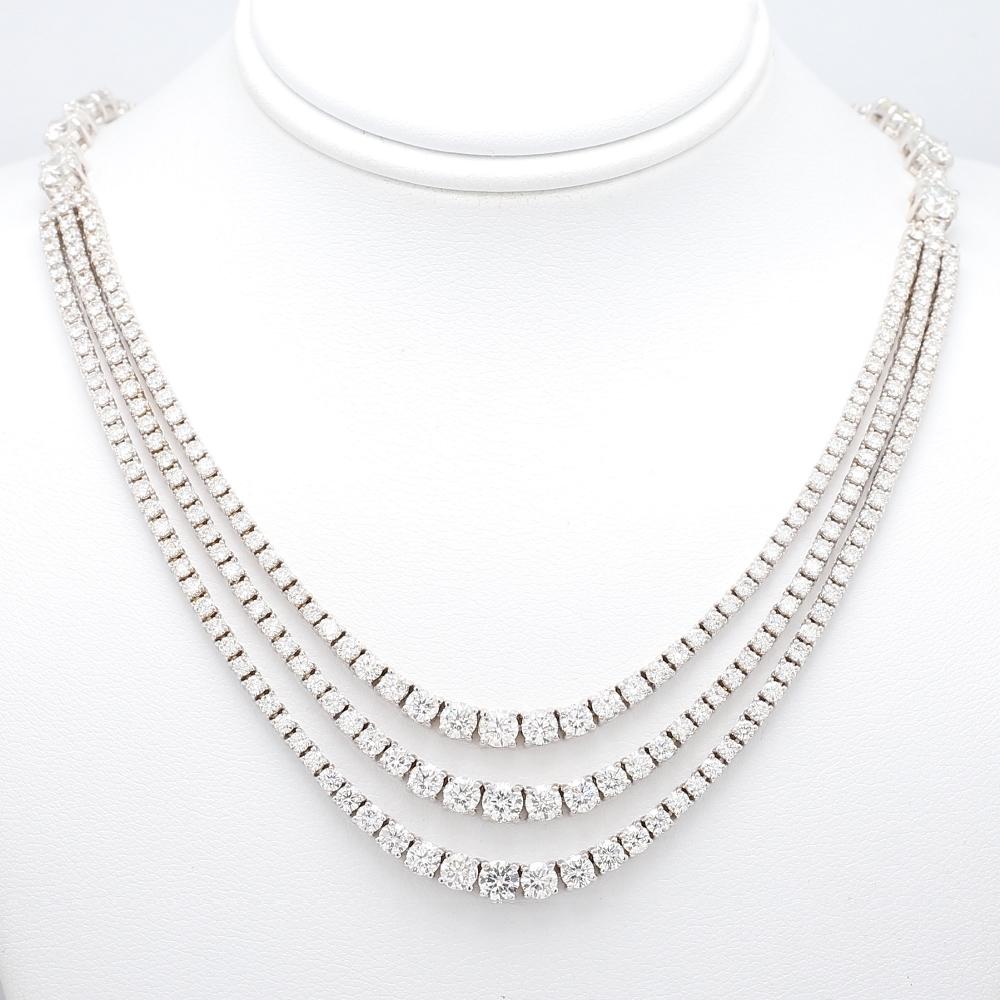 Collana a tre piani con diamanti rotondi e brillanti In condizioni ottime in vendita a Scottsdale, AZ
