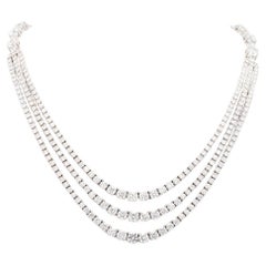 Collana a tre piani con diamanti rotondi e brillanti