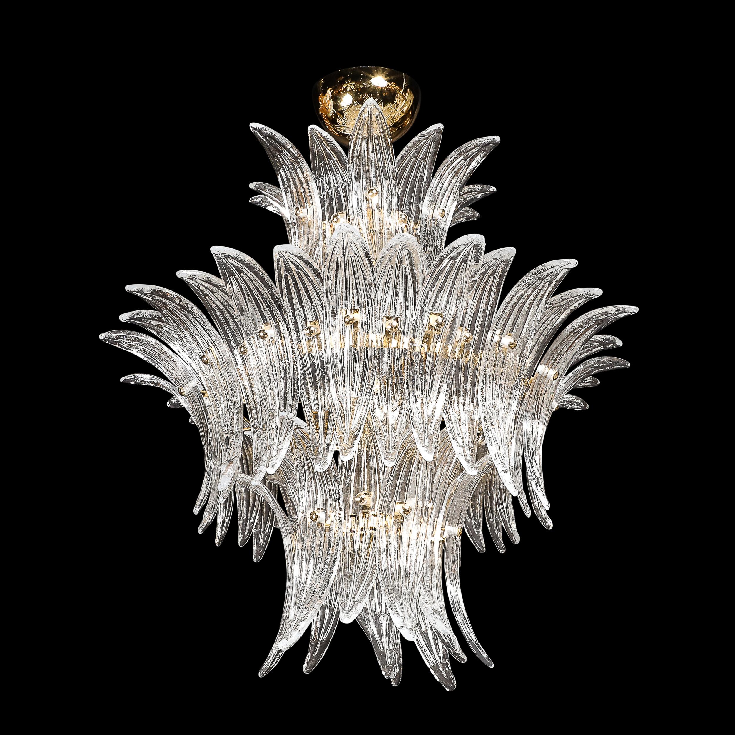 Questo squisito lampadario Palma a tre livelli è stato realizzato a Murano, l'isola al largo delle coste italiane rinomata da secoli per la sua superlativa produzione di vetro. Offre un'abbondanza di paralumi a fronde di palma appesi singolarmente,