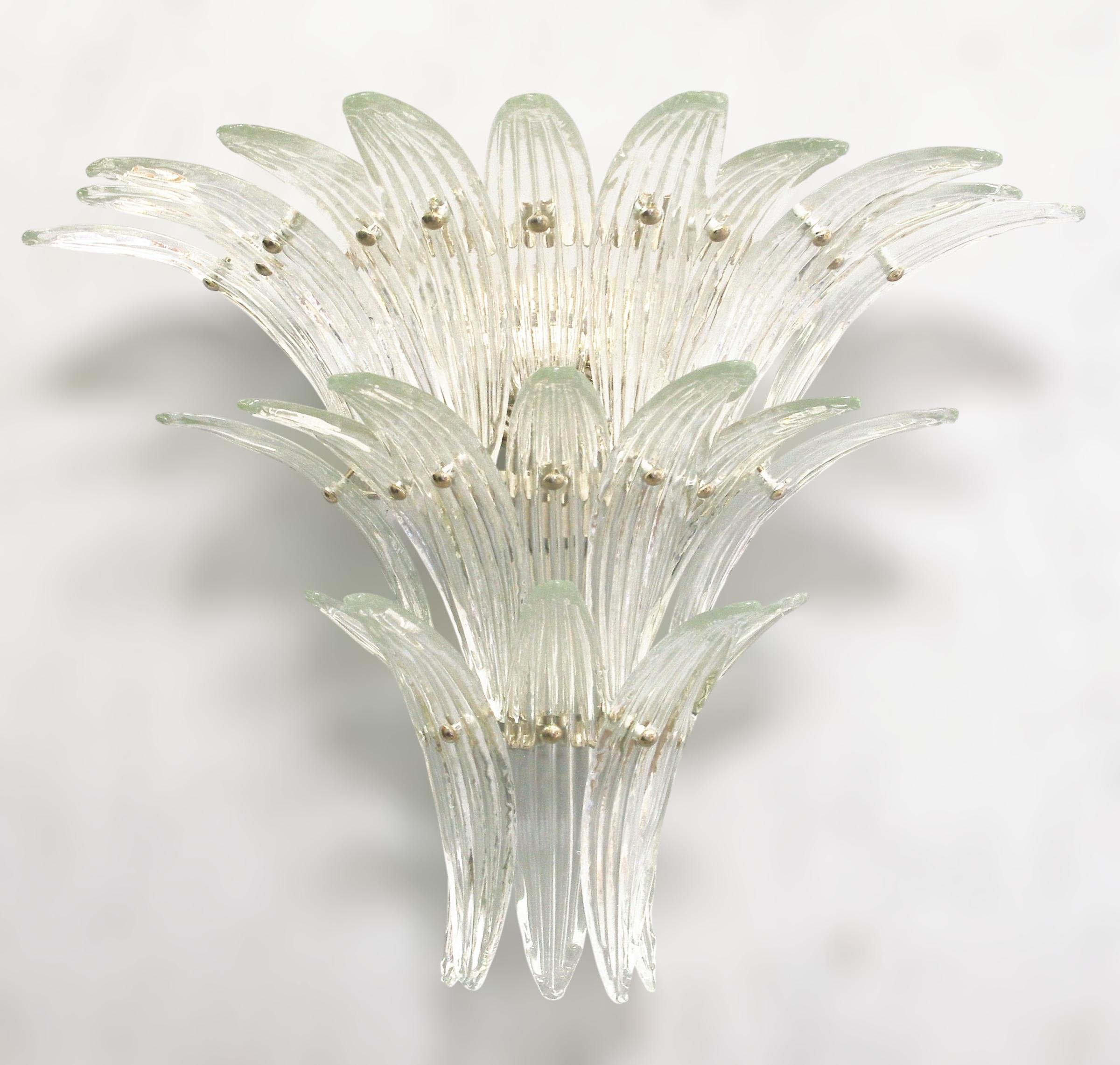Aplique italiano Palmette con 23 hojas de cristal de Murano transparente montado sobre una estructura de metal cromado de Fabio Ltd / Made in Italy
3 luces / tipo E12 o E14 / máx. 40W cada una
Altura: 20 pulgadas / Anchura: 27 pulgadas /