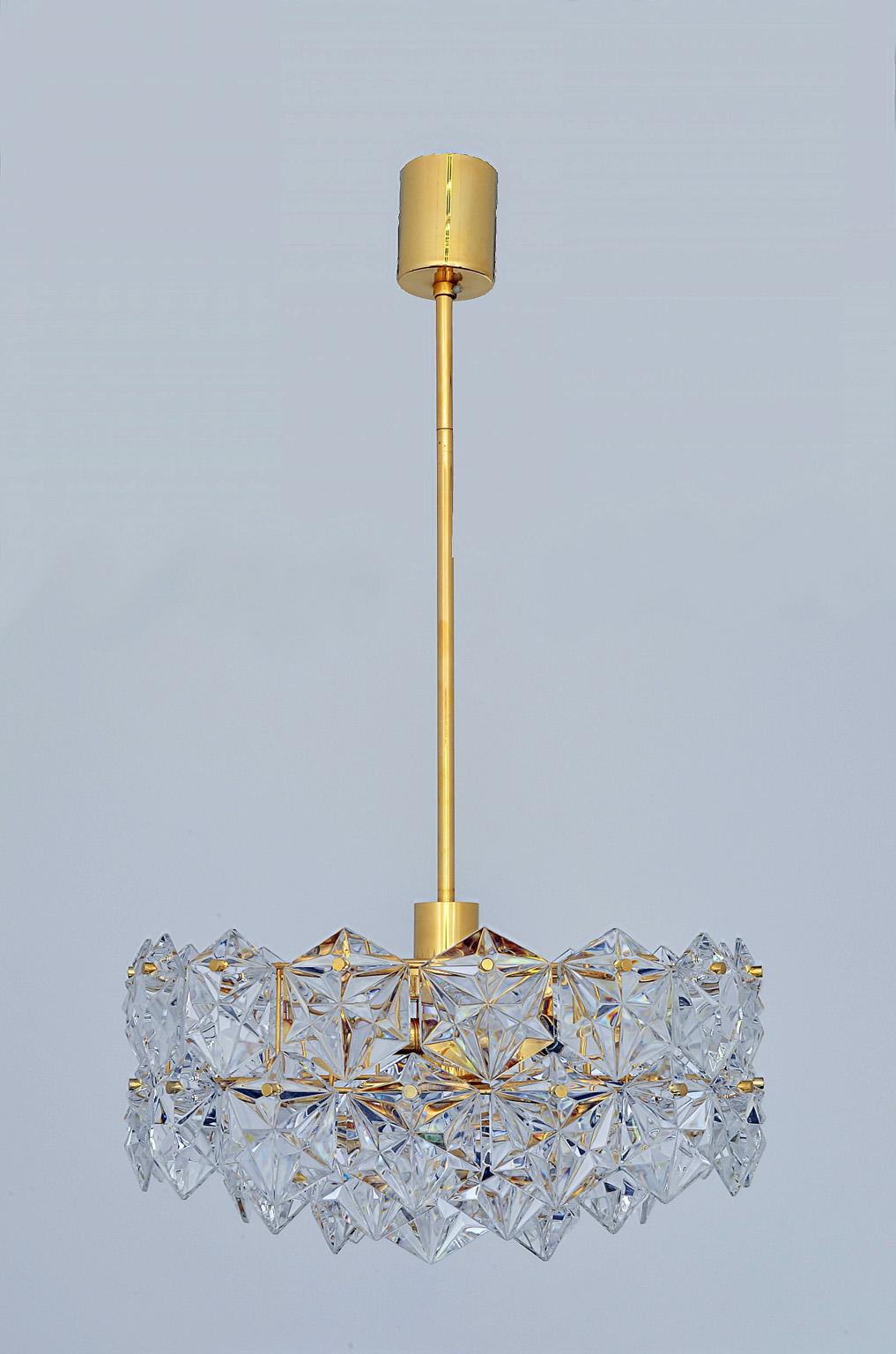 This pendant chandelier in faceted crystal and gilt brass was produced by Kinkeldey Germany in the 1970s.
Three-tiered and featured with 46 crystals.