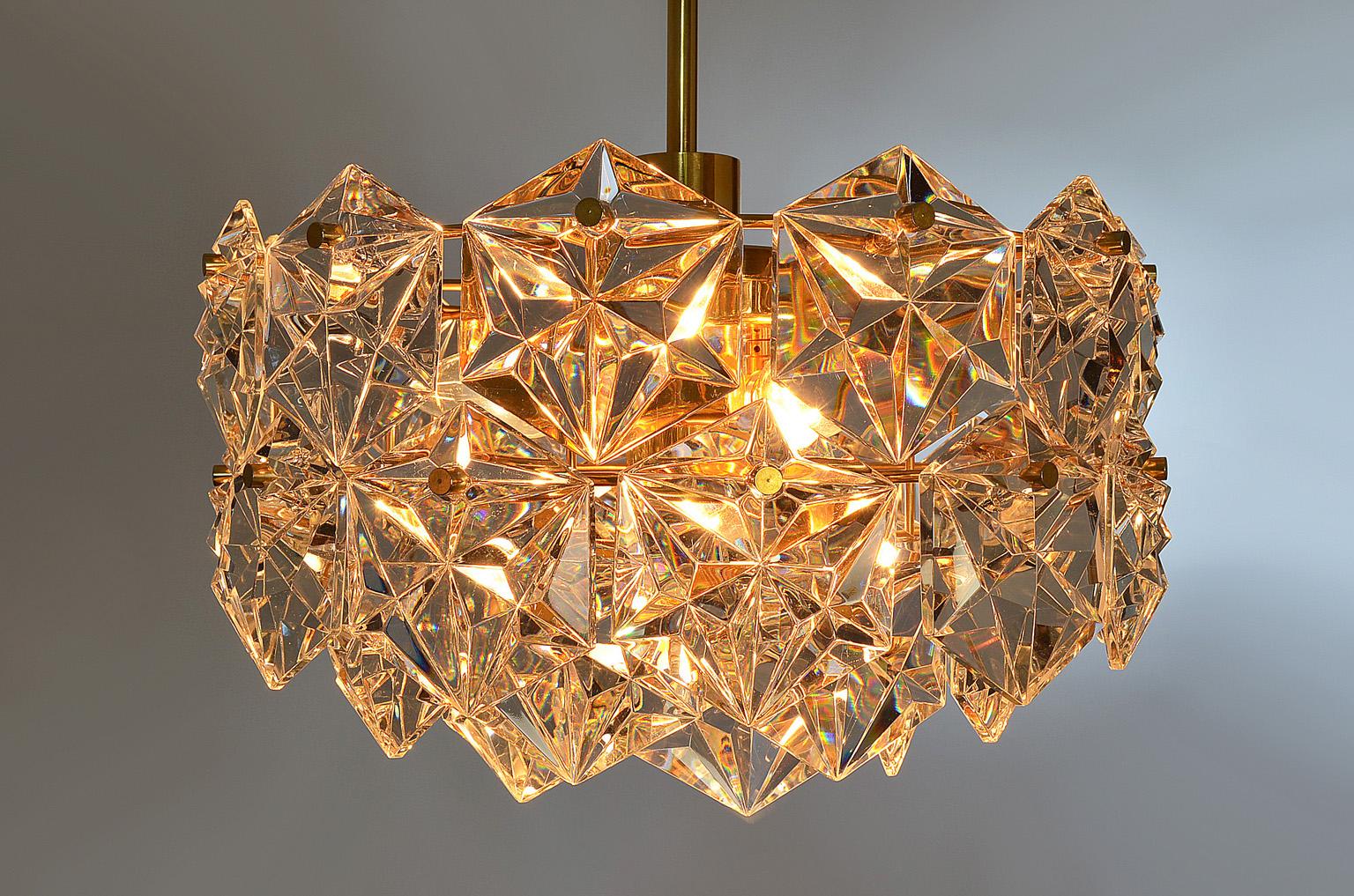 This pendant chandelier in faceted crystal and gilt brass was produced by Kinkeldey Germany in the 1970s.
Three-tiered and featured with 41 crystals.
 