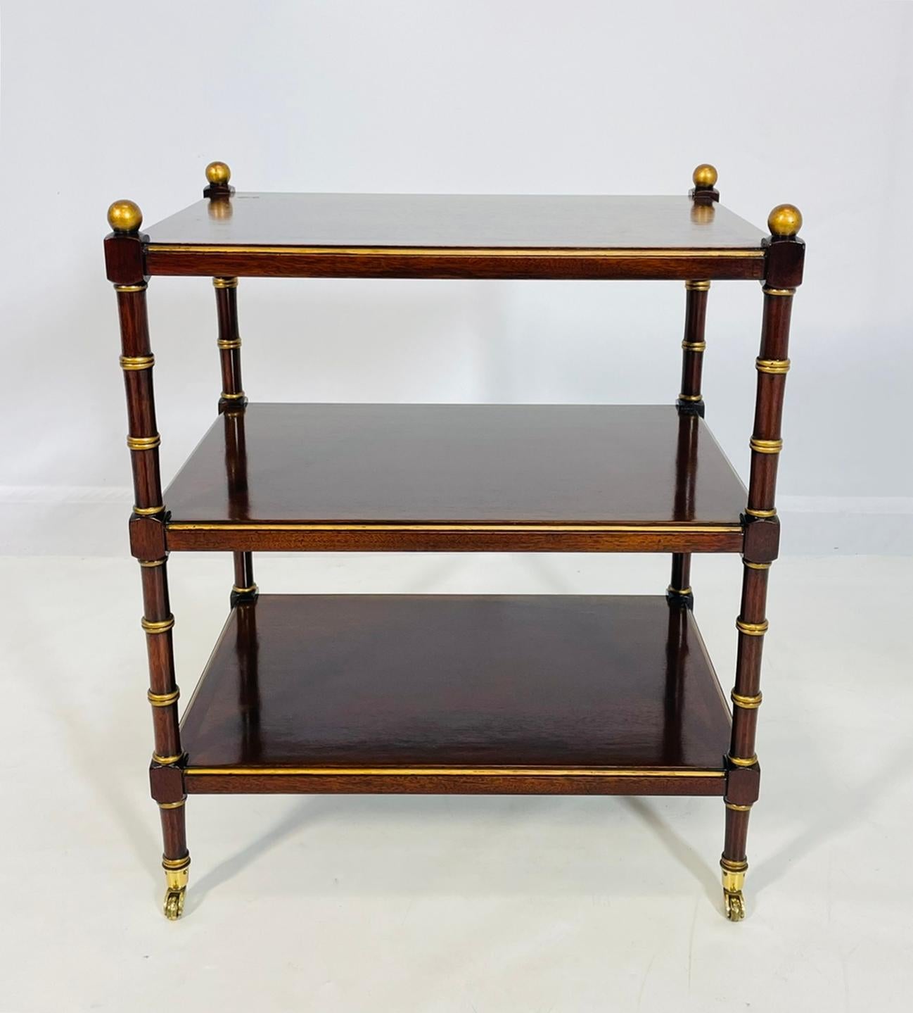 Dreistöckiger Beistelltisch mit vergoldeten Akzenten und Rollen, England 1940er Jahre (Regency) im Angebot