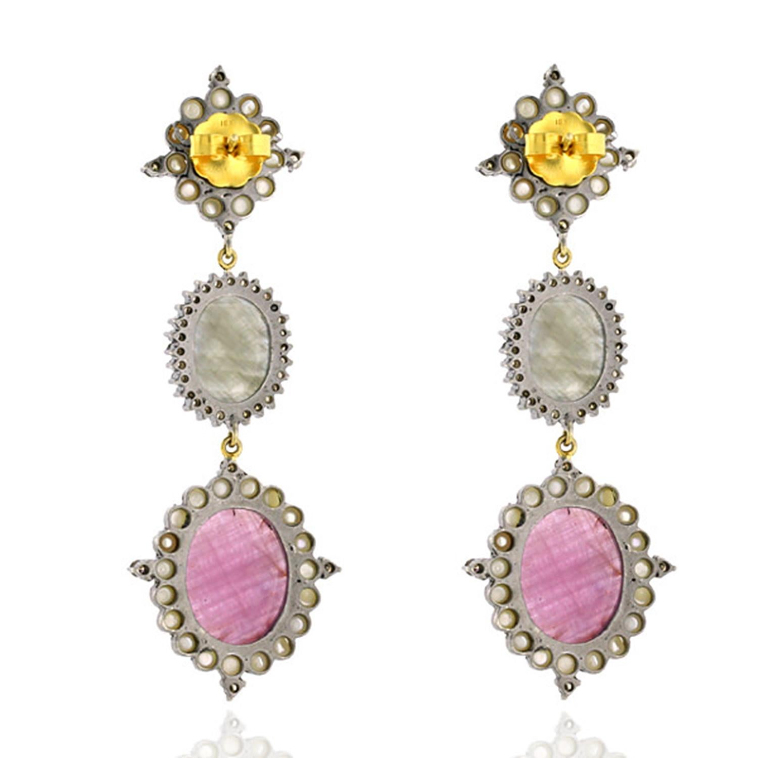 Three-tier Slice Multicolor Sapphire dangle earrings with pearls and diamond around set in 18k Gold and silver is a cool one for the season.

Closure: Push Post

18Kt Gold:2.59gms
Diamond:1.93cts
Sapphire Multi:26.5cts
Pearl:6.64cts
