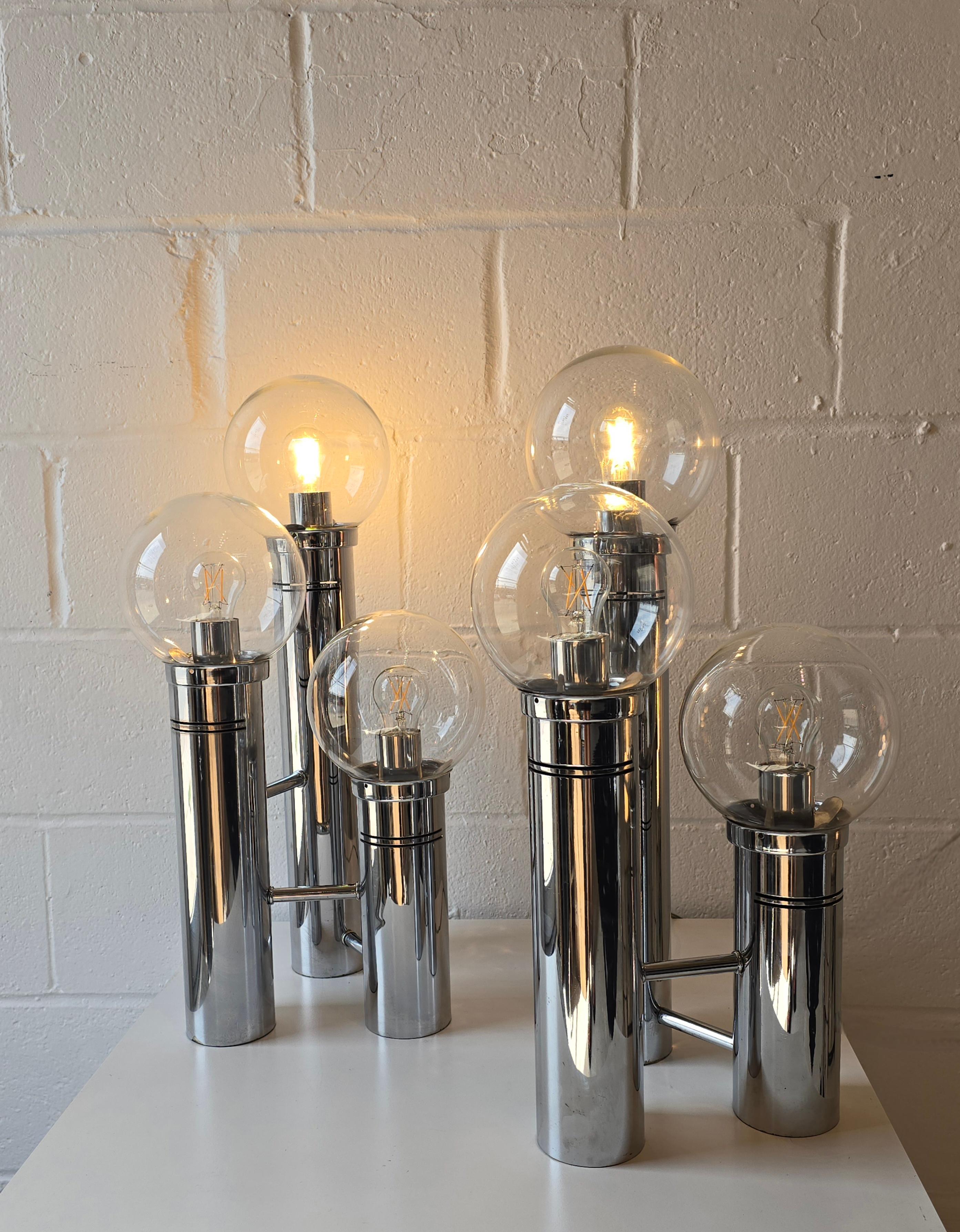 Mid-Century moderno Lampada da tavolo a tre livelli con globo di vetro trasparente e cromo in vendita