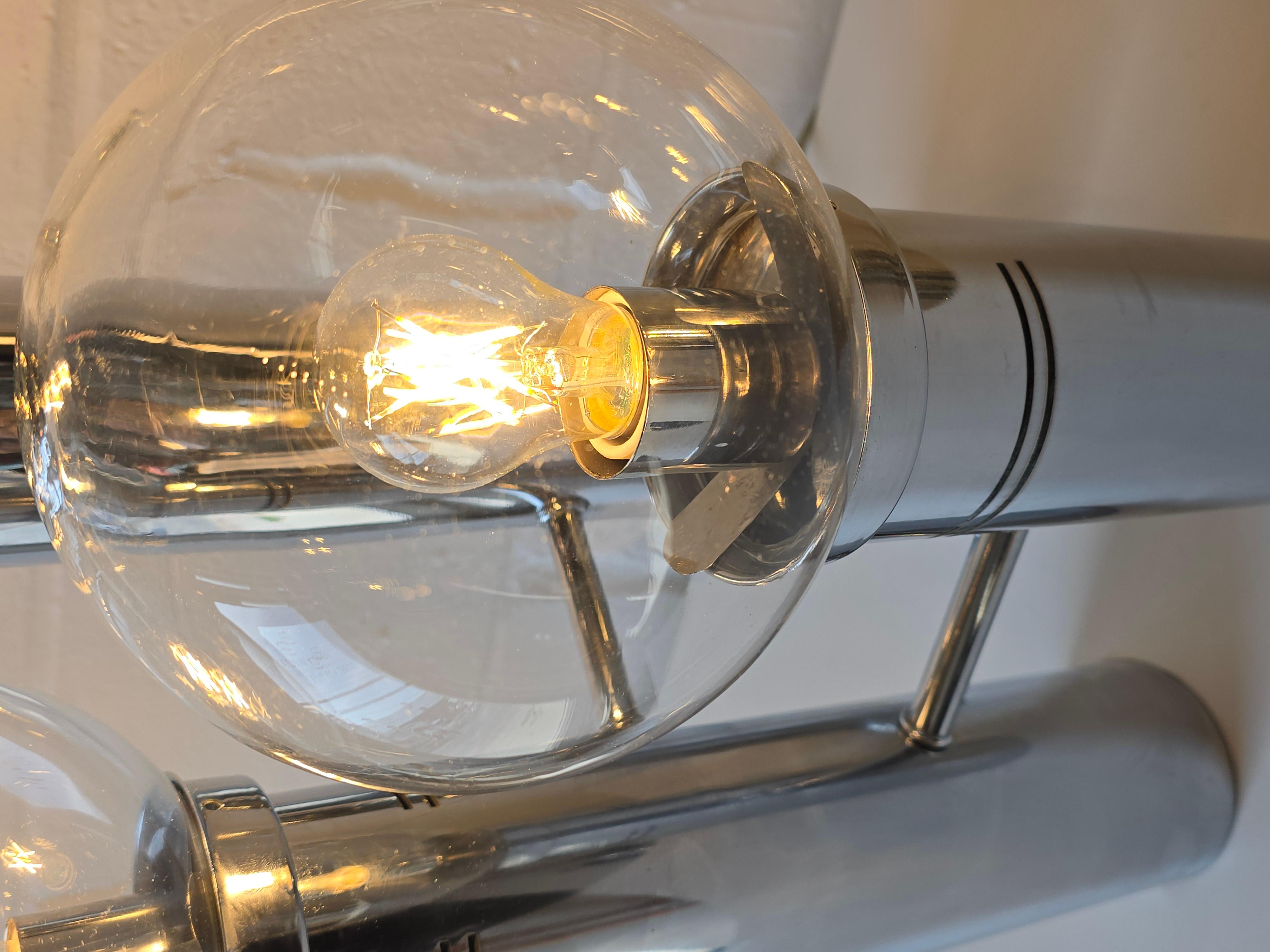 Alluminio Lampada da tavolo a tre livelli con globo di vetro trasparente e cromo in vendita