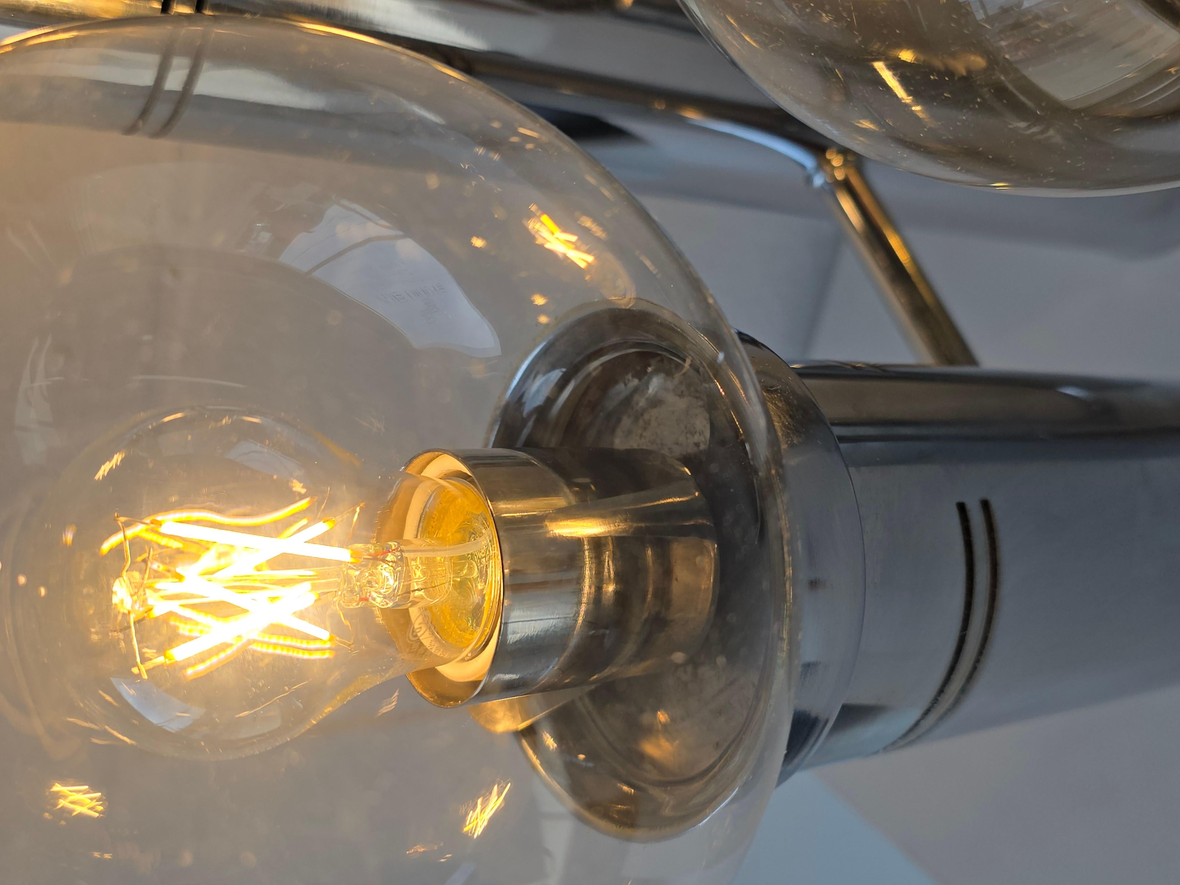 Lampada da tavolo a tre livelli con globo di vetro trasparente e cromo in vendita 1