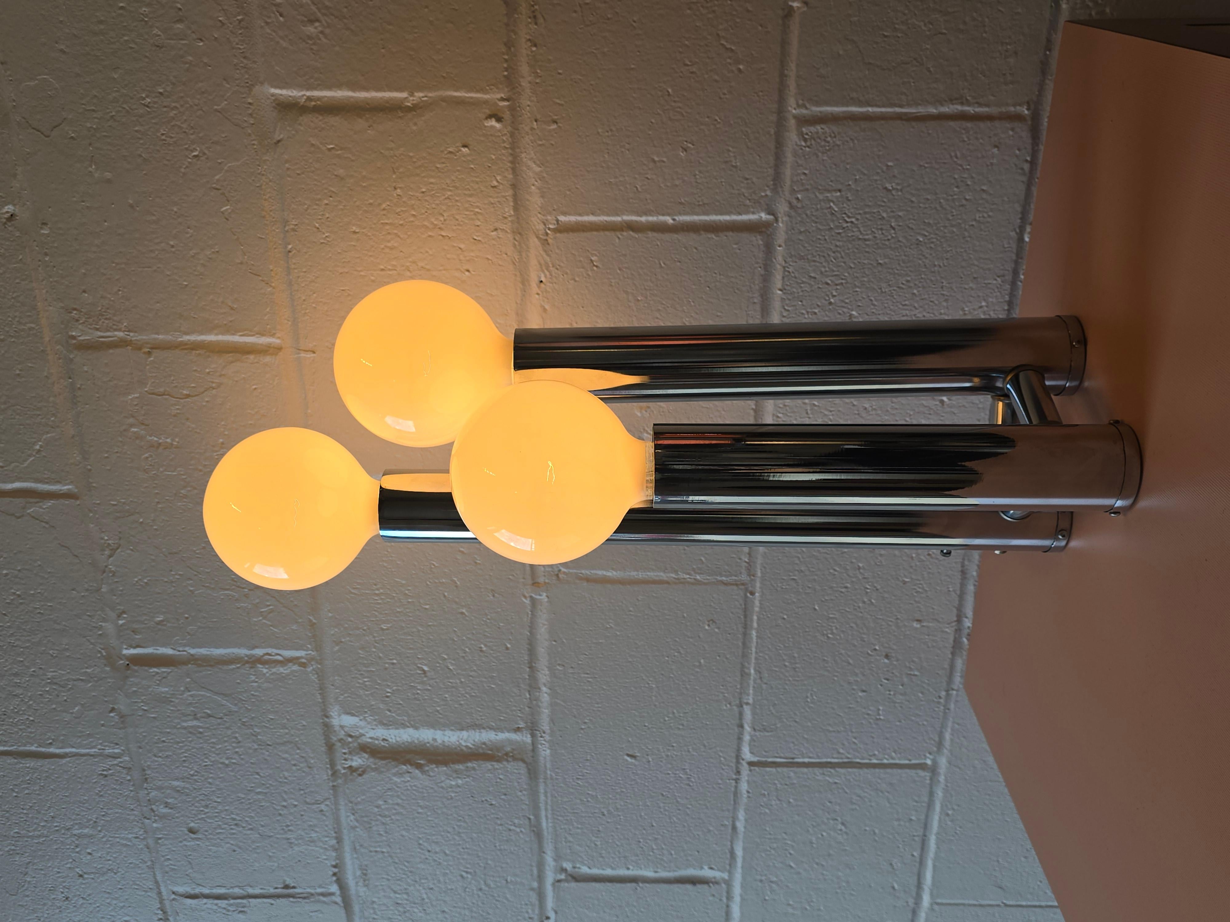 Three Tier Tubular Chrome 1970s Table Lamp In Good Condition In Toronto, ON