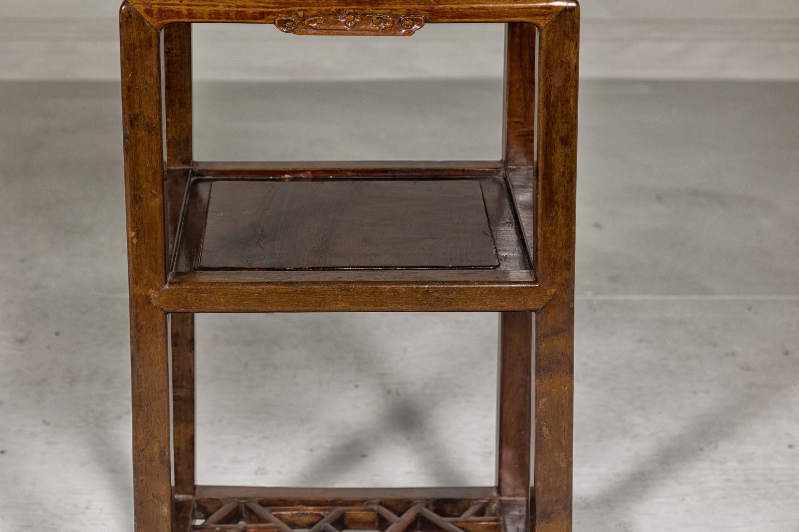 Bois Table d'appoint à trois niveaux avec étagère à glace craquelée et pieds en sabot de cheval en vente