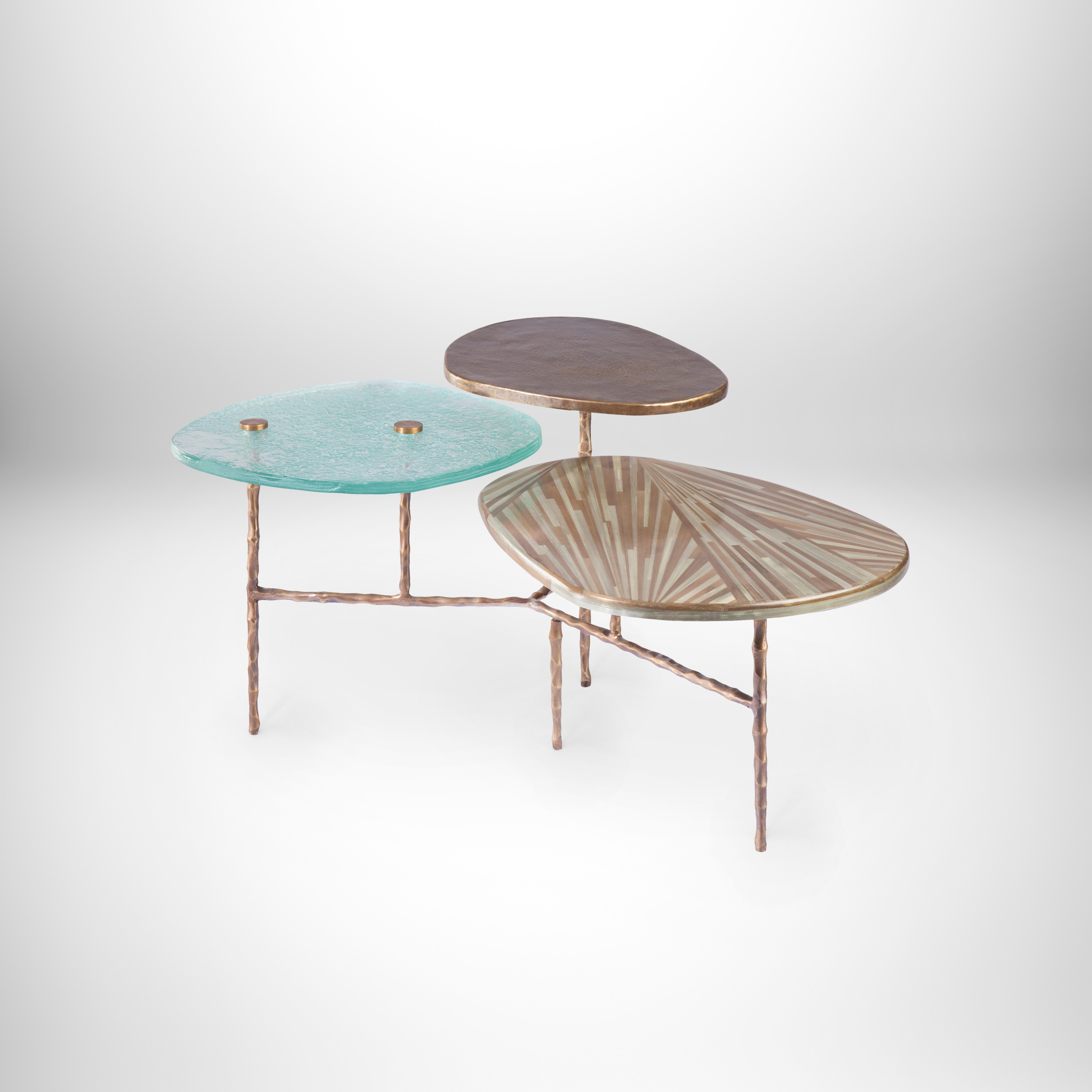 Dreistufiger Couchtisch mit handverlegtem Bronzestroh, Messing und maßgefertigtem Glas.
Dieses zeitlose Design vereint Schönheit, Klasse und Pragmatismus. Die dreistufigen Pedale ähneln einer Blume und sind jeweils aus einem anderen MATERIAL