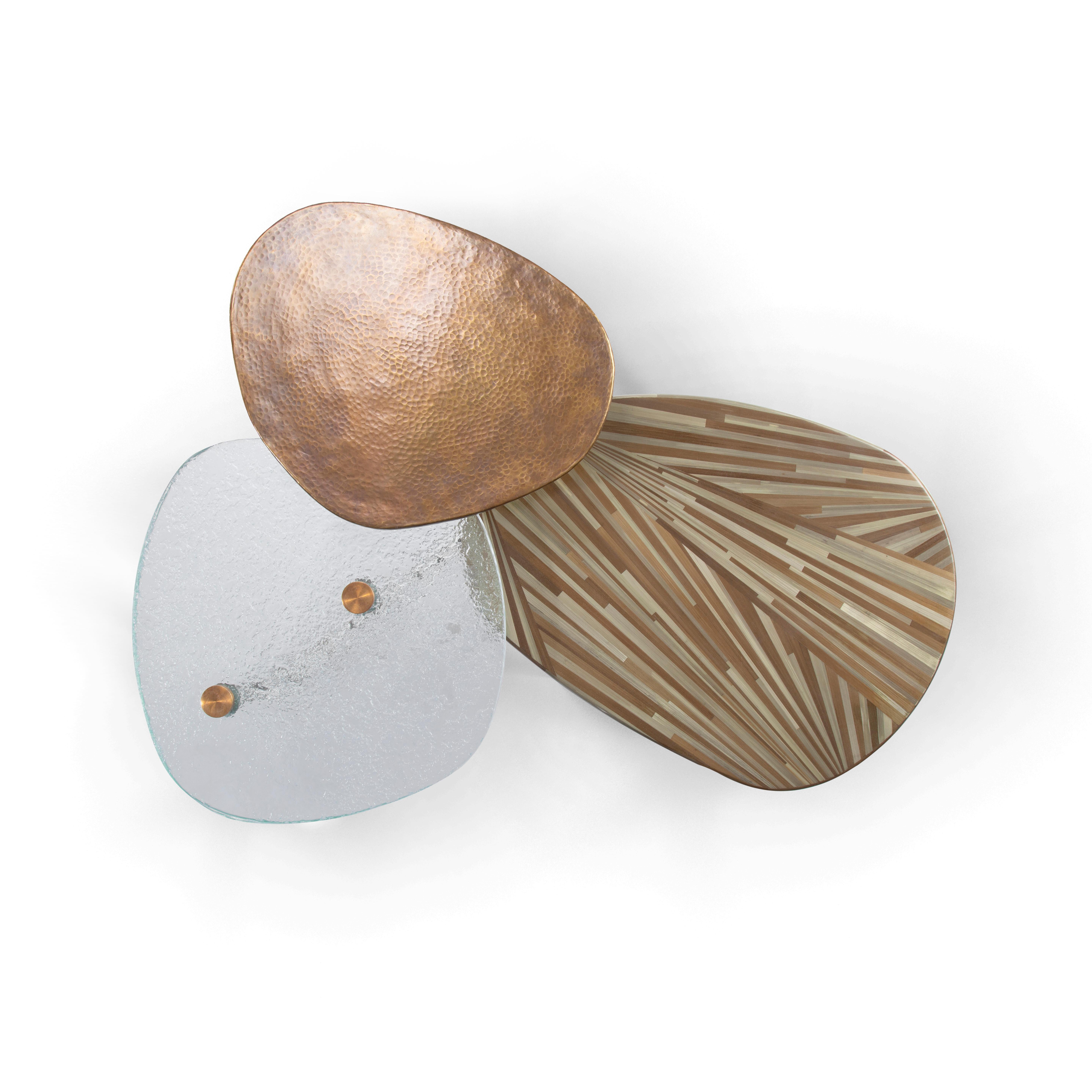 Dreistöckiger Couchtisch mit handgeformter Bronze, Messing und maßgefertigtem Glas (Ägyptisch) im Angebot