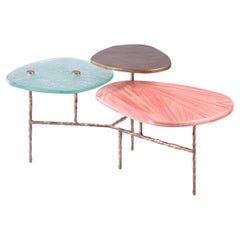 Table basse à trois niveaux avec paille rose teintée à la main, laiton et verre fait sur mesure