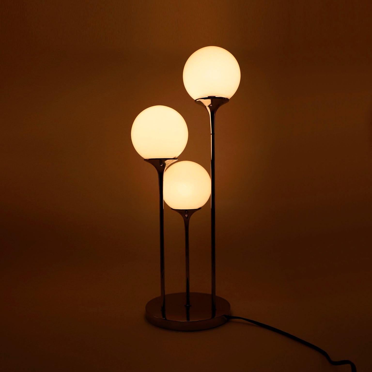 Circa 1970. Offriamo questa lampada da terra a tre livelli di Lightolier. Ottime condizioni vintage e funzionante al 100%.