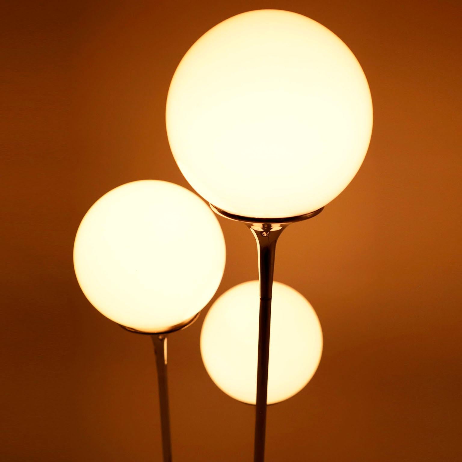 Mid-Century moderno Lampada da terra a tre livelli di Lightolier in vendita