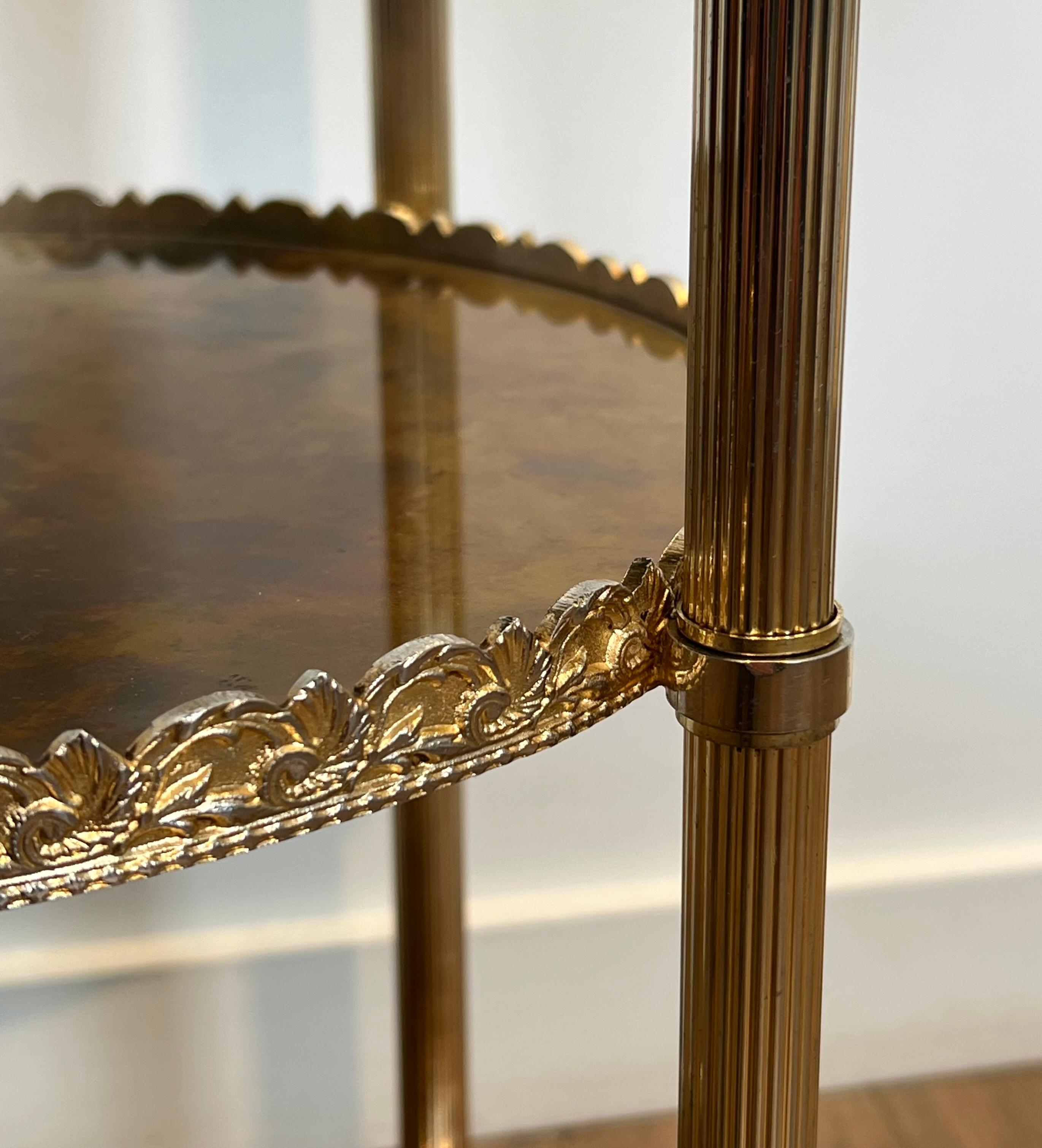 Guéridon rond à trois étages avec dessus en miroir églomisé par Maison Jansen en vente 3