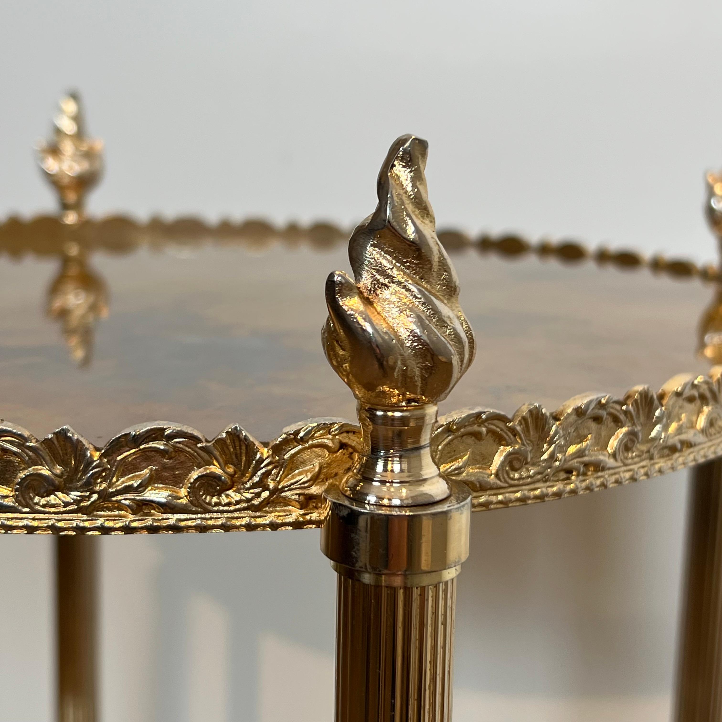 Guéridon rond à trois étages avec dessus en miroir églomisé par Maison Jansen en vente 9