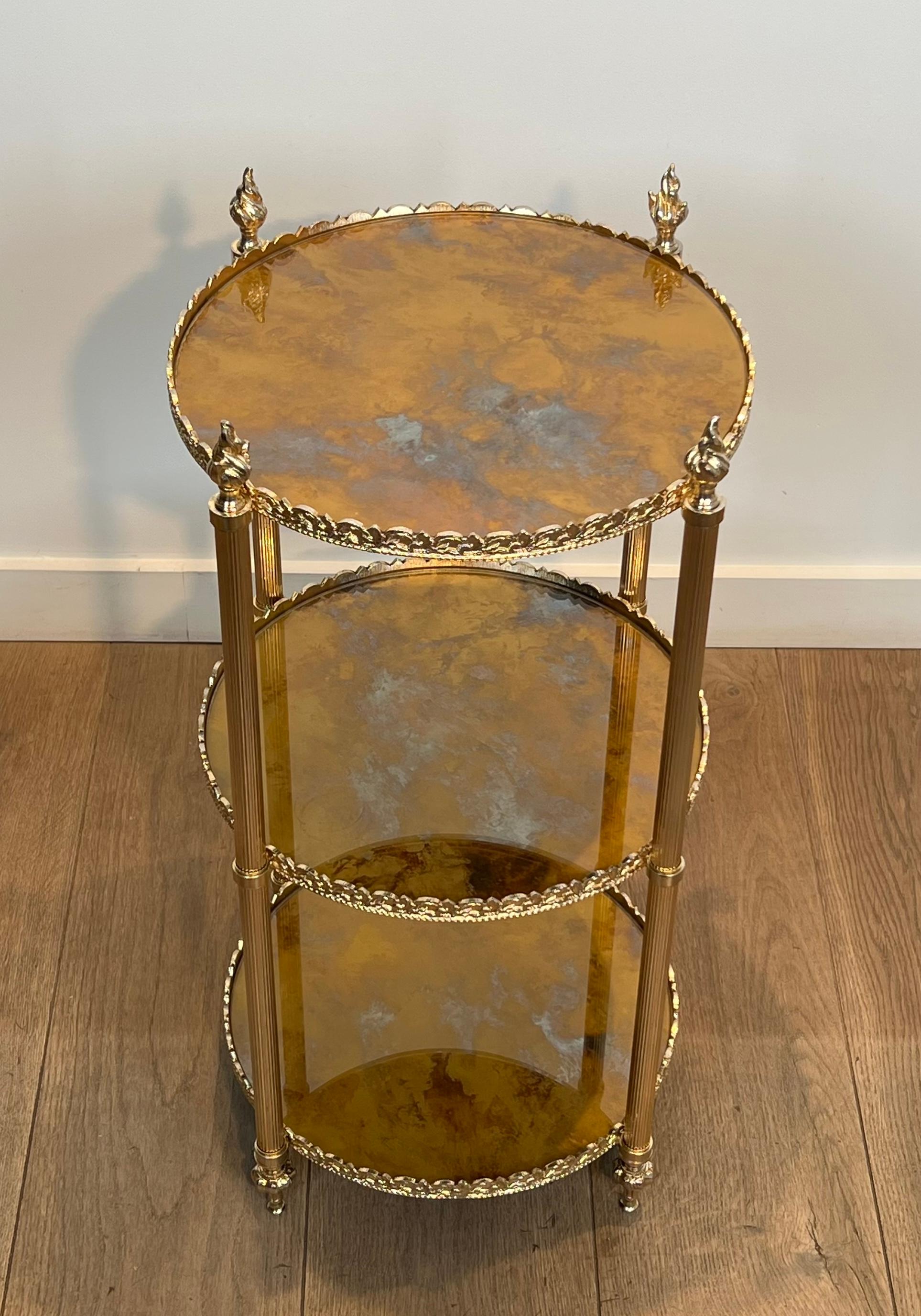 Français Guéridon rond à trois étages avec dessus en miroir églomisé par Maison Jansen en vente